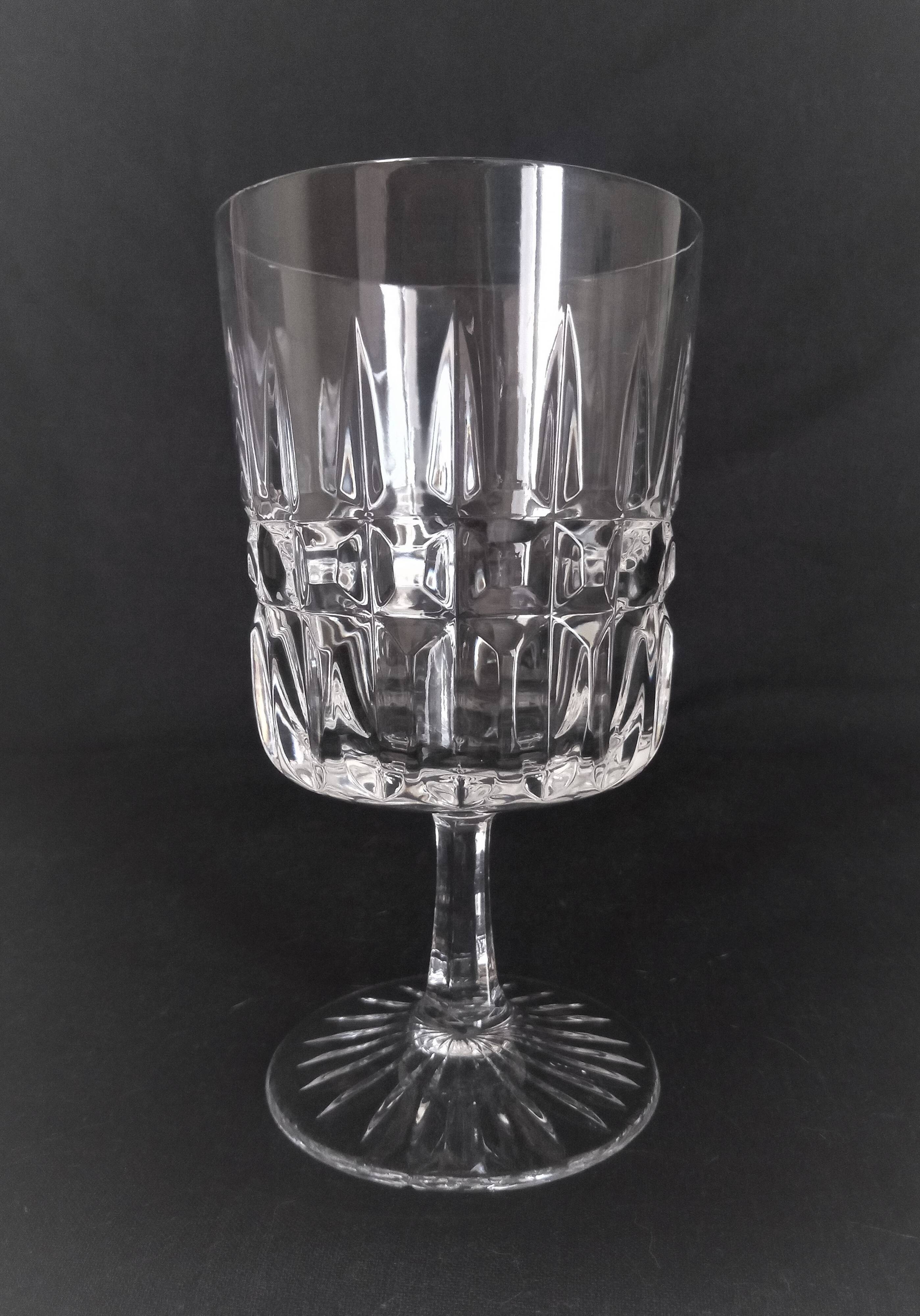 12 Art Deco wine glasses in cut crystal (in the style of Marignane Baccarat)