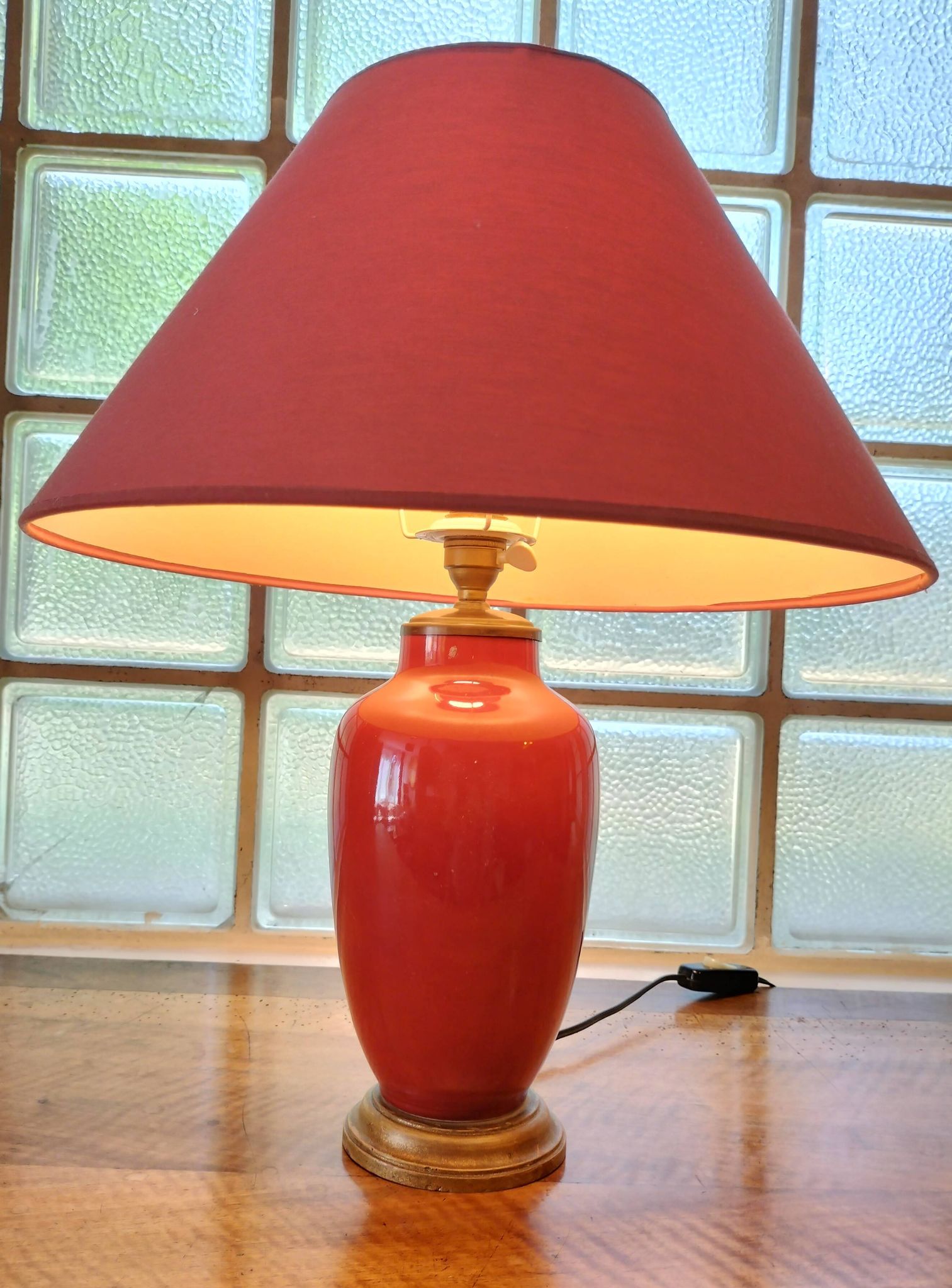 Vintage ceramic table lamp with a lacquered finish, golden potiche base and brass.