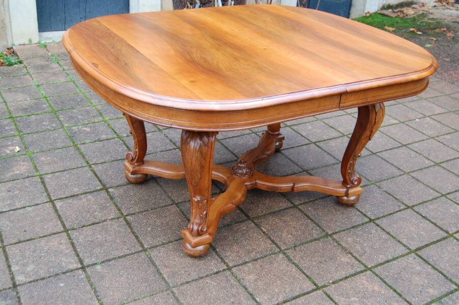 Napoleon III period walnut table from the late 19th century with extensions for 16 covers.