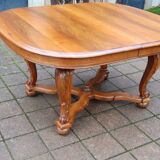 Napoleon III period walnut table from the late 19th century with extensions for 16 covers.