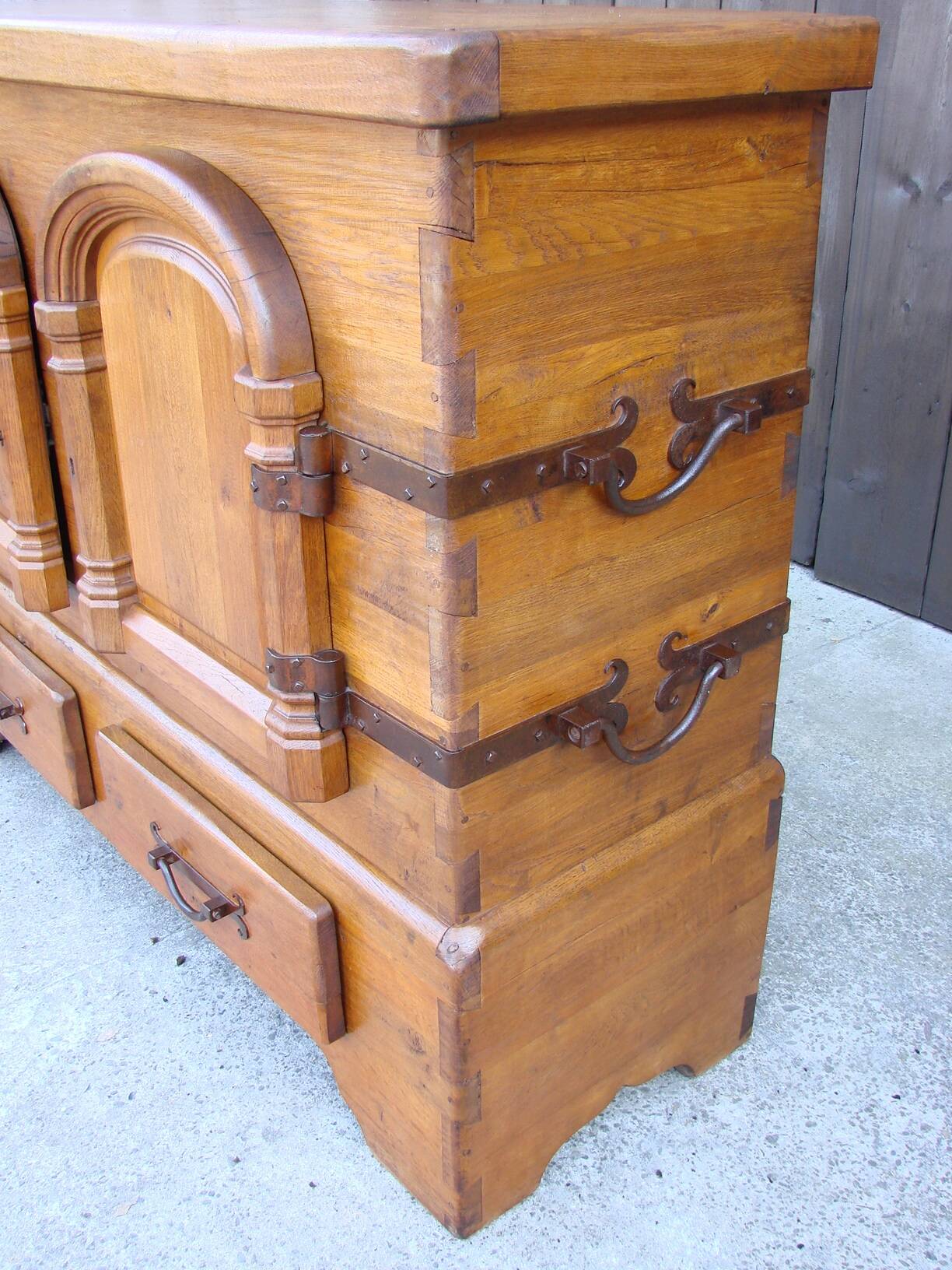 Rustic oak chest of drawers from the 1950s | Solid wood | Hand-forged fitti