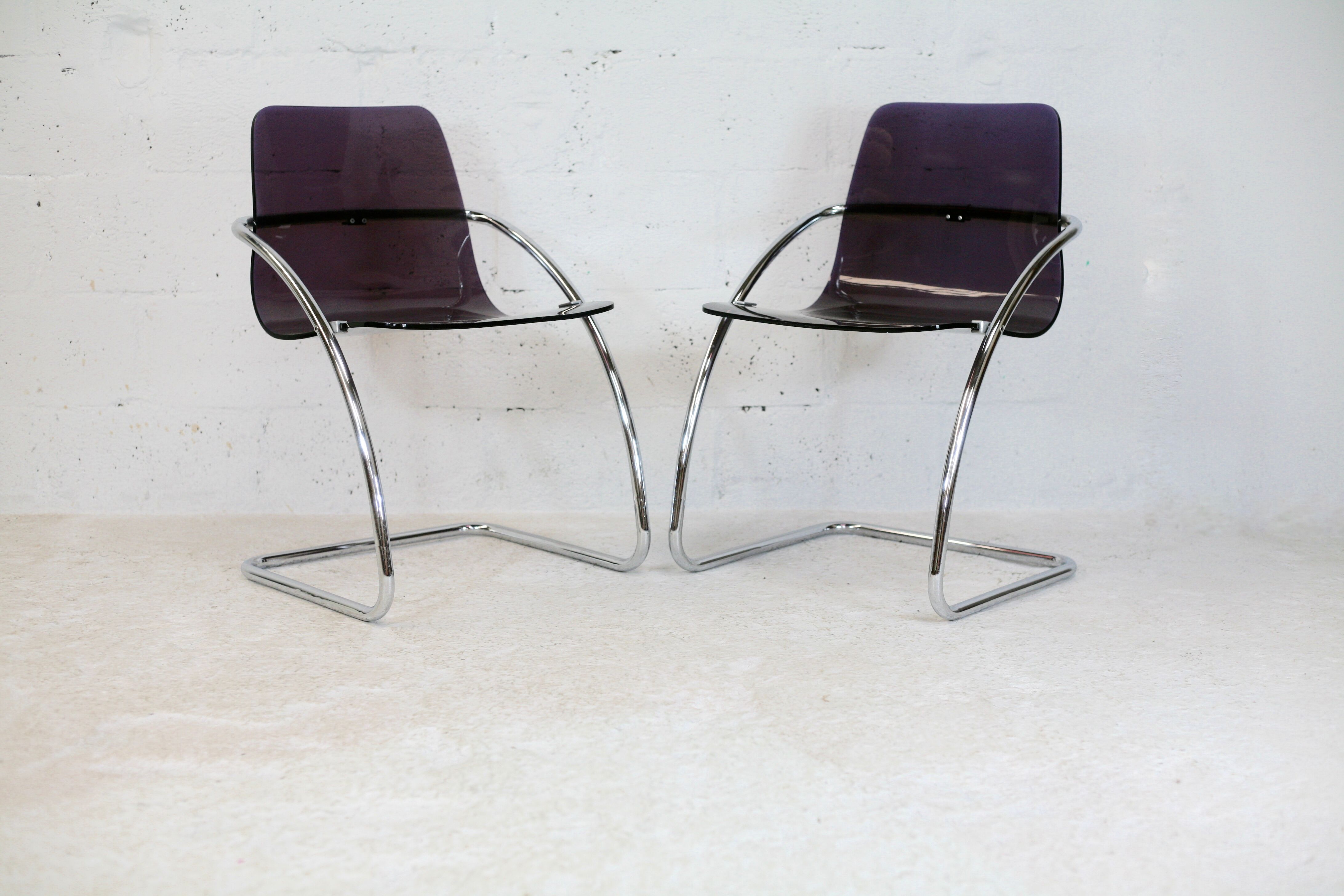 Pair of chairs by Yves Christin, tubular steel, purple plexiglass. Ed. Airborne, France cira 1970