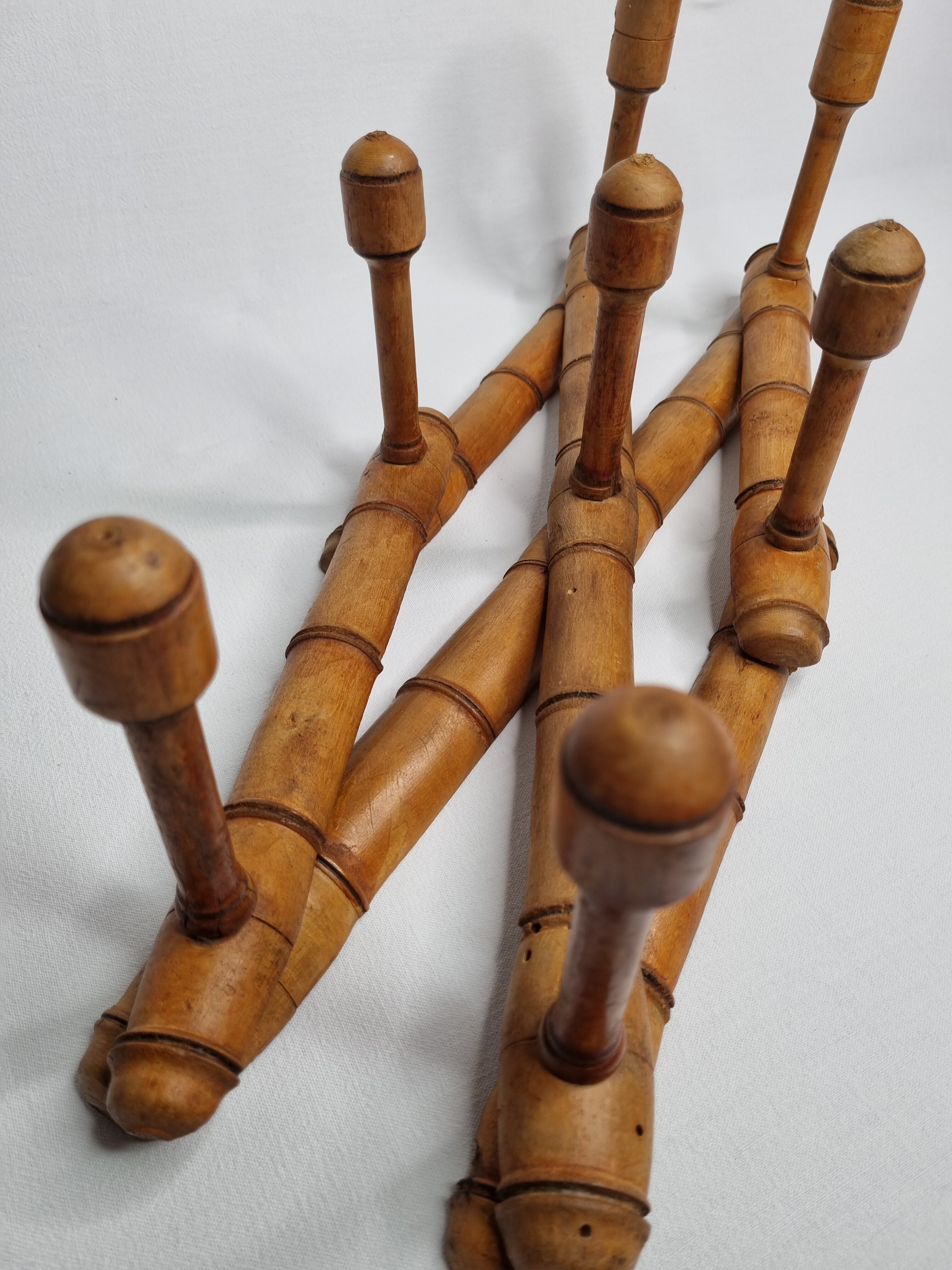 Portemanteau mural extensible en bois imitant le bambou, sept patères