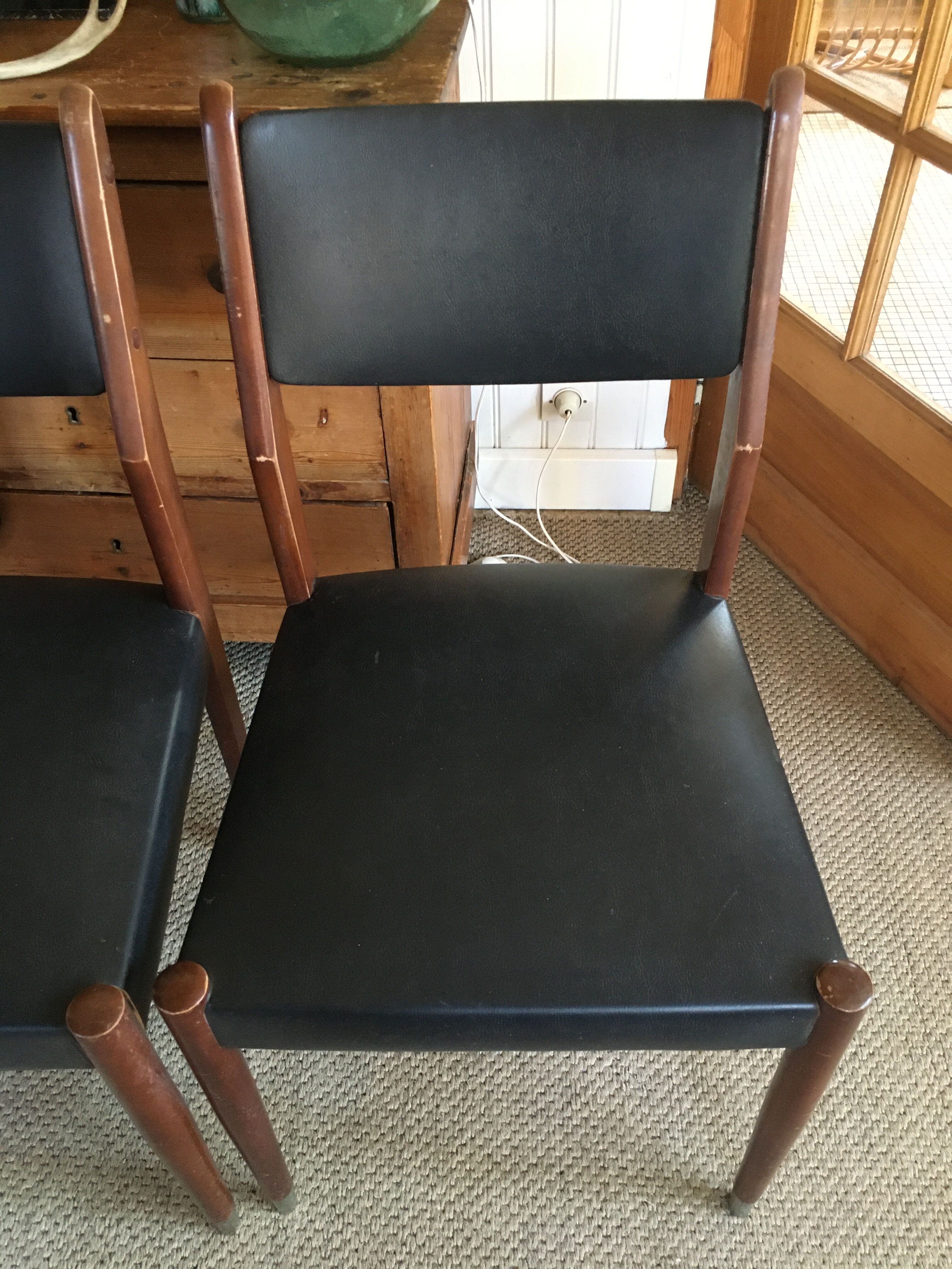 Series of 3 chairs