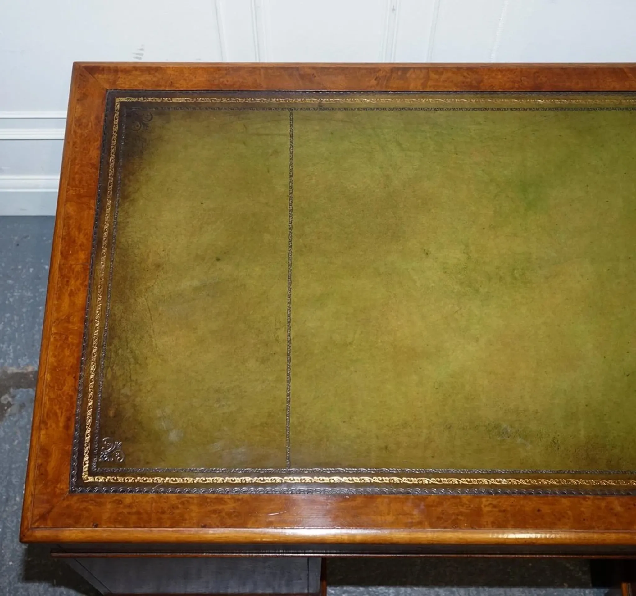 Victorian Pedestal Desk in Walnut and Hand-Dyed Leather