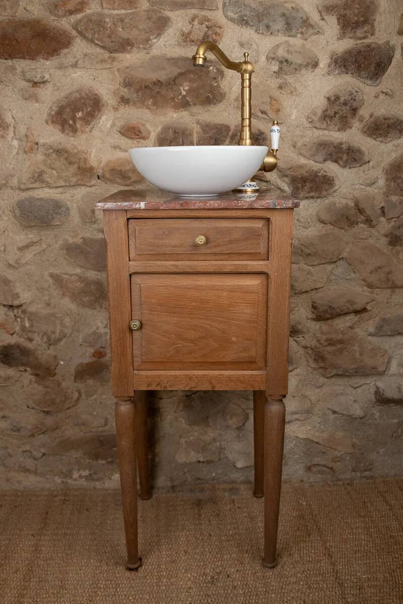 Small antique washbasin in wood and red marble.