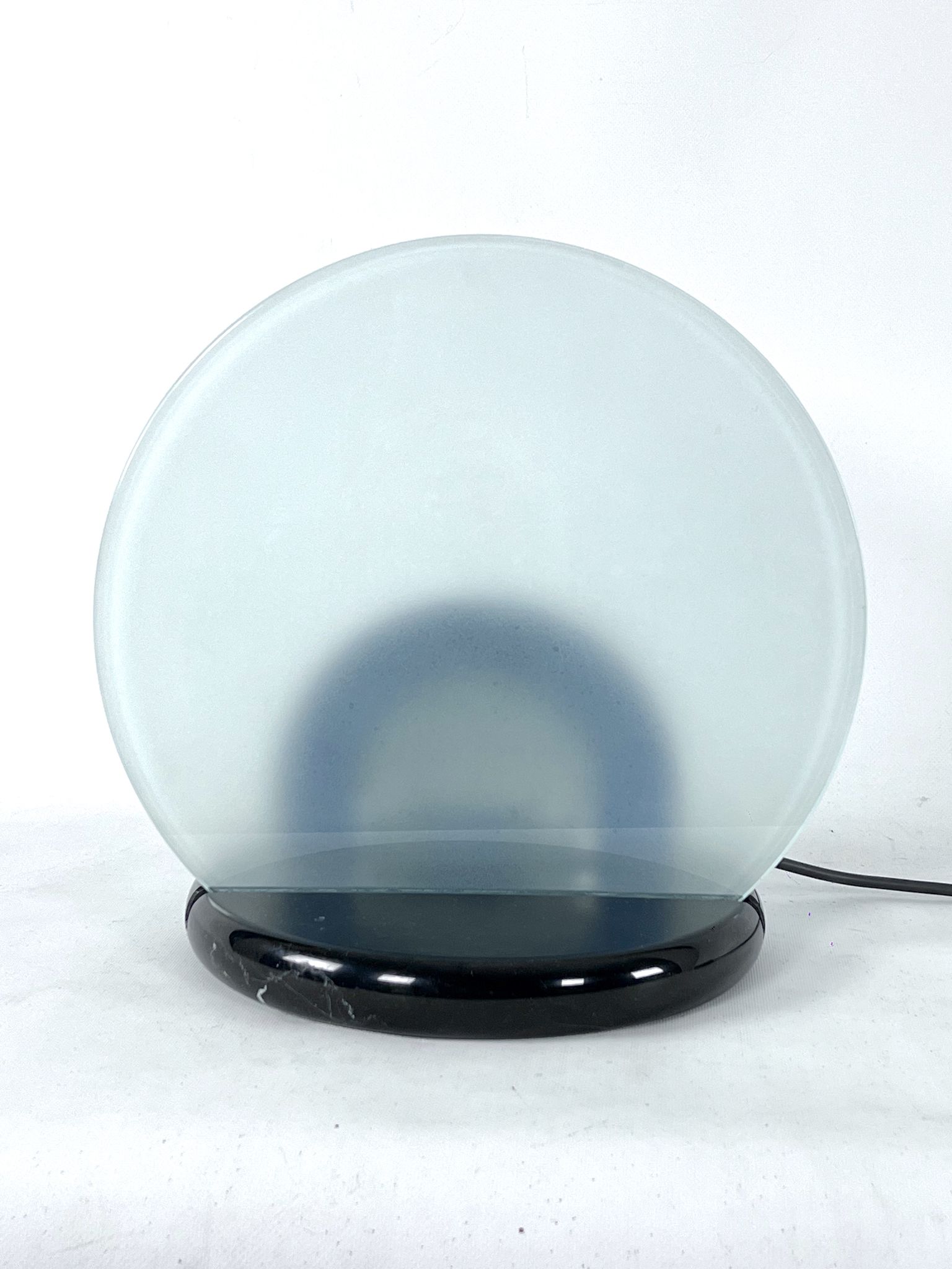 Mid-Century Gong table lamp in marble and glass by Bruno Gecchelin for Skipper. Italy 1981