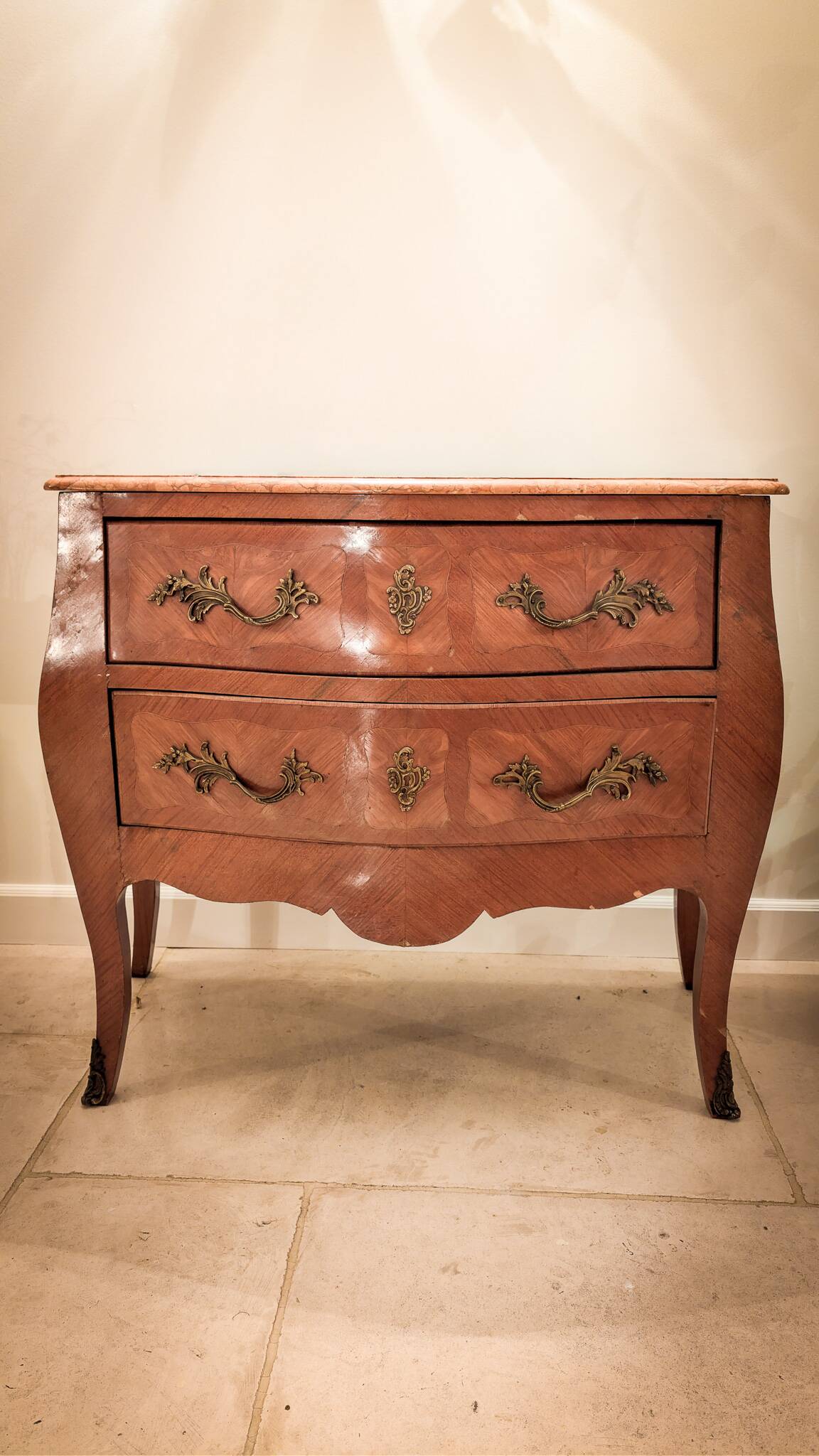 Commode style Louis XV à deux tiroirs avec tablier en marbre rose