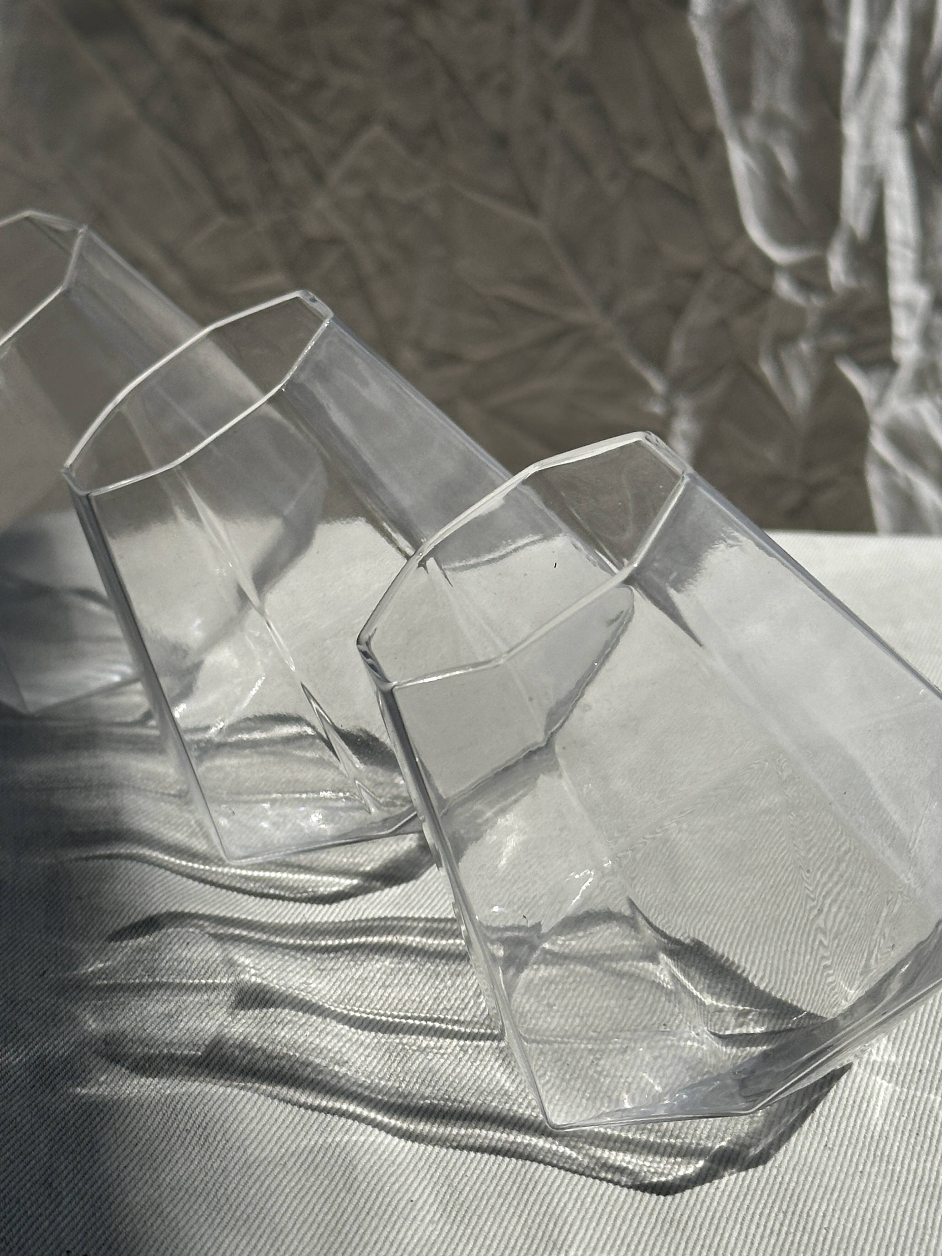 Small geometric carafe with diamond-shaped stopper and its 4 glasses