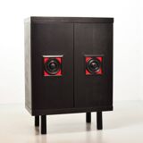 Buffet haut brutaliste noir aux accents rouges de style De Coene. Belgique, années 1960.