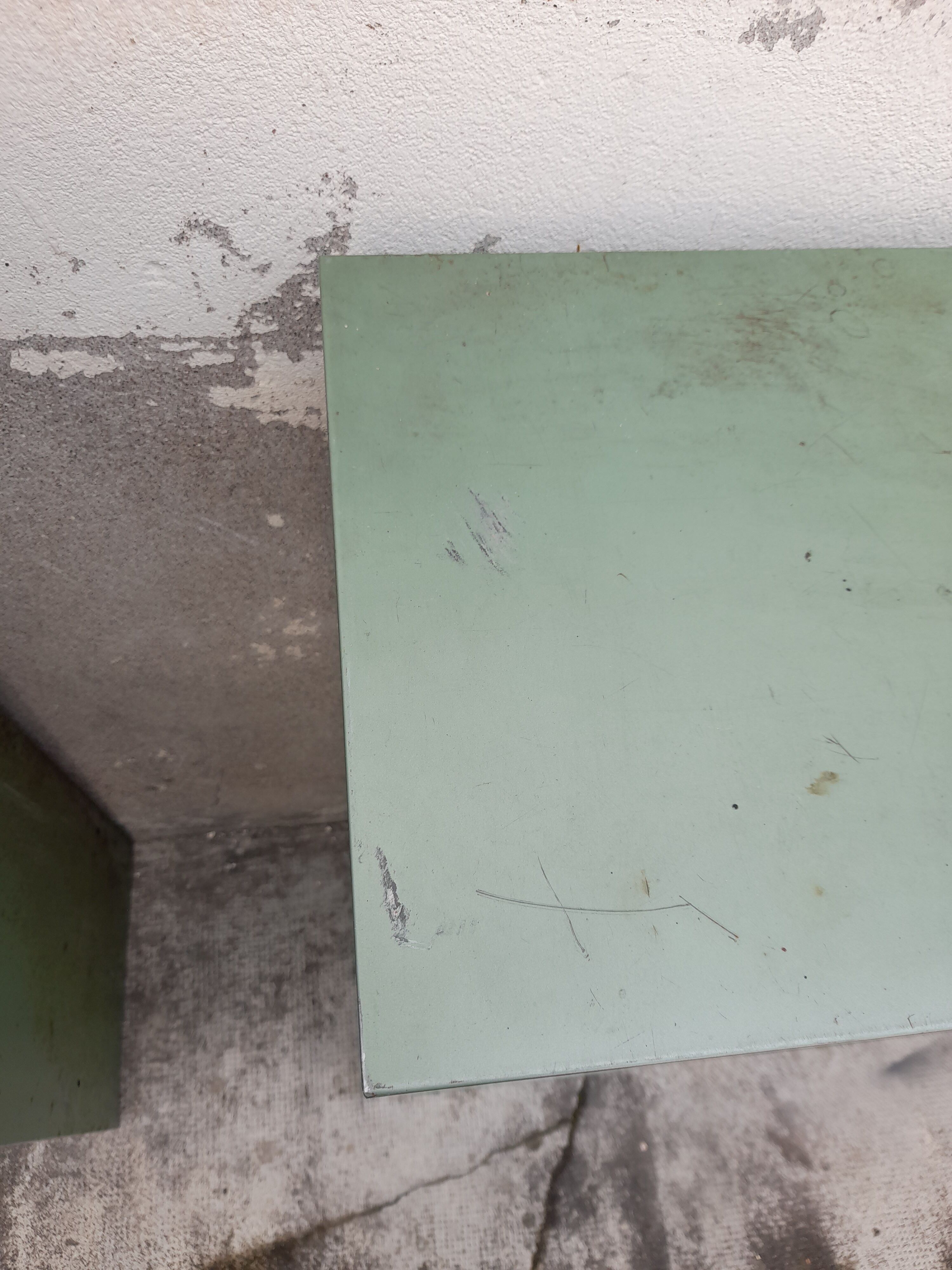 Iron clamshell cabinet