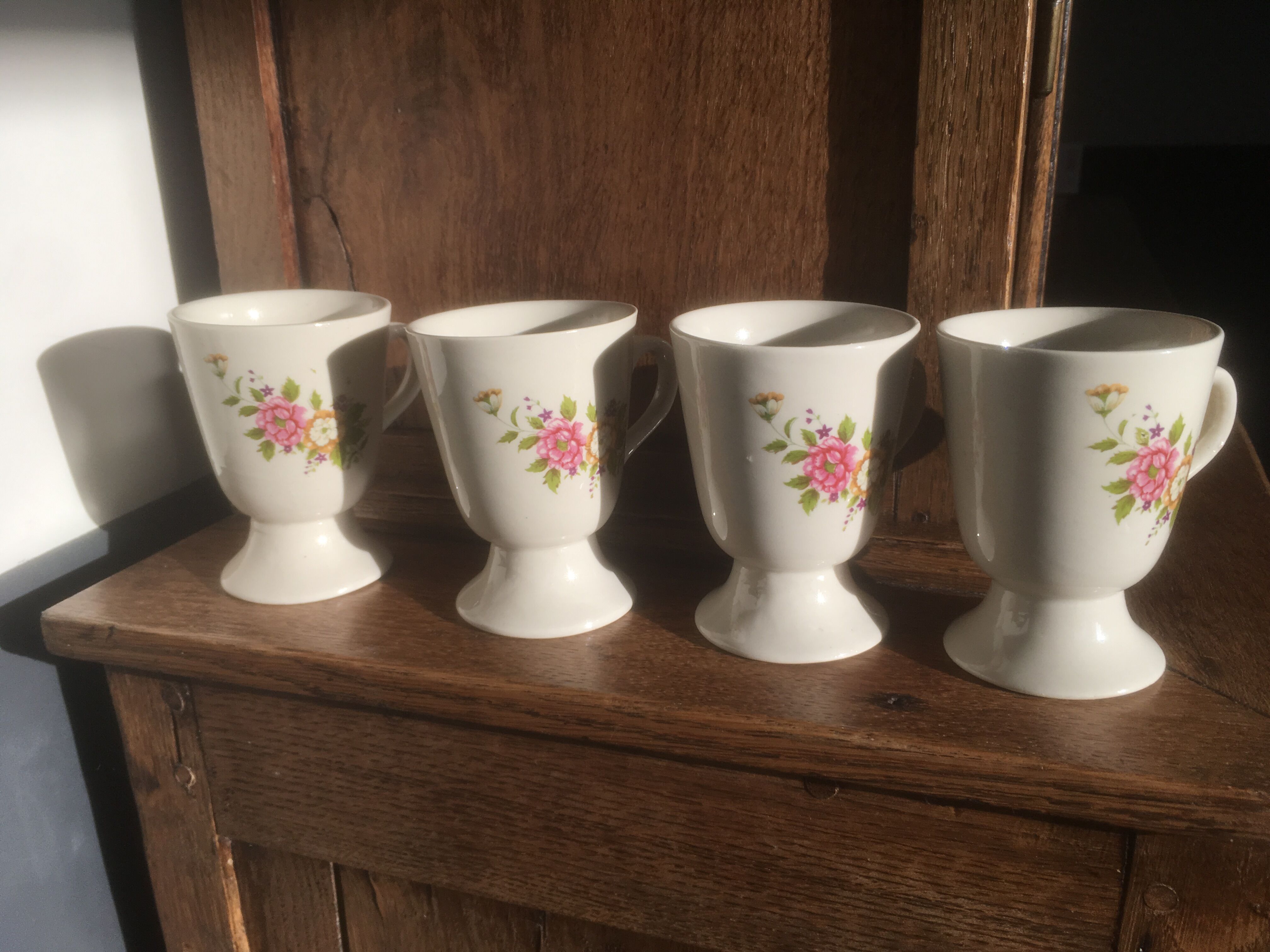 4 flowery coffee cups