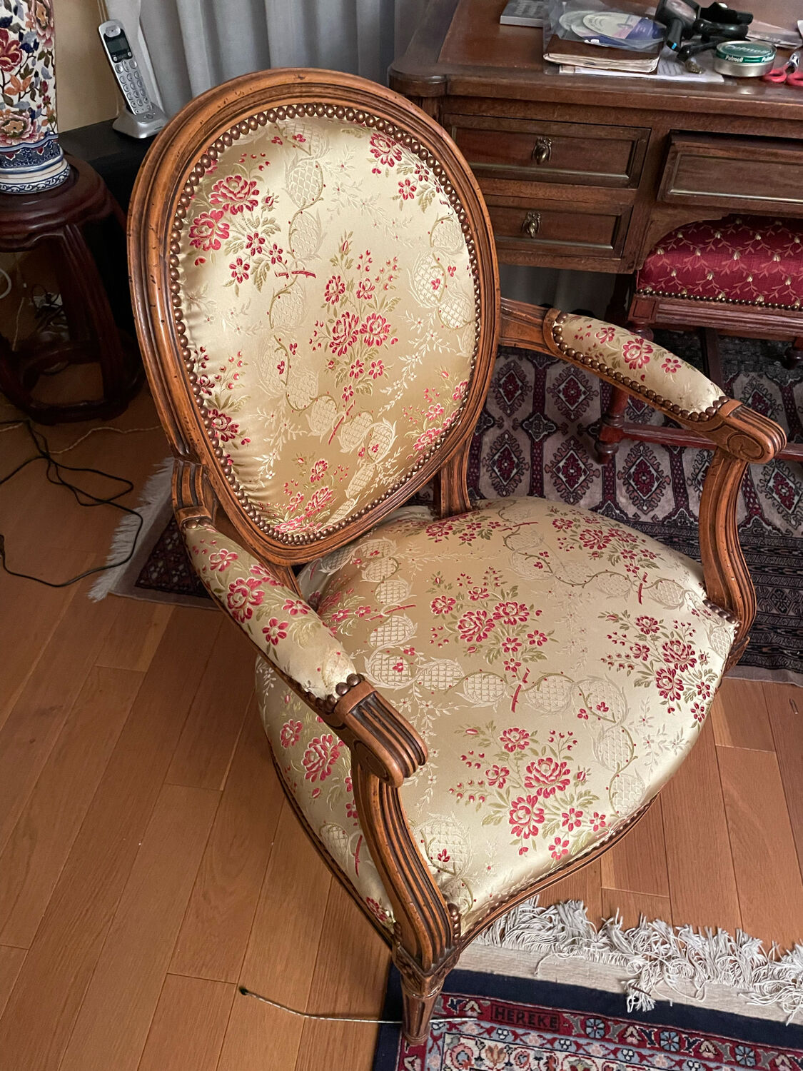 Pair of armchairs Louis XV/Louis XVI, medallion