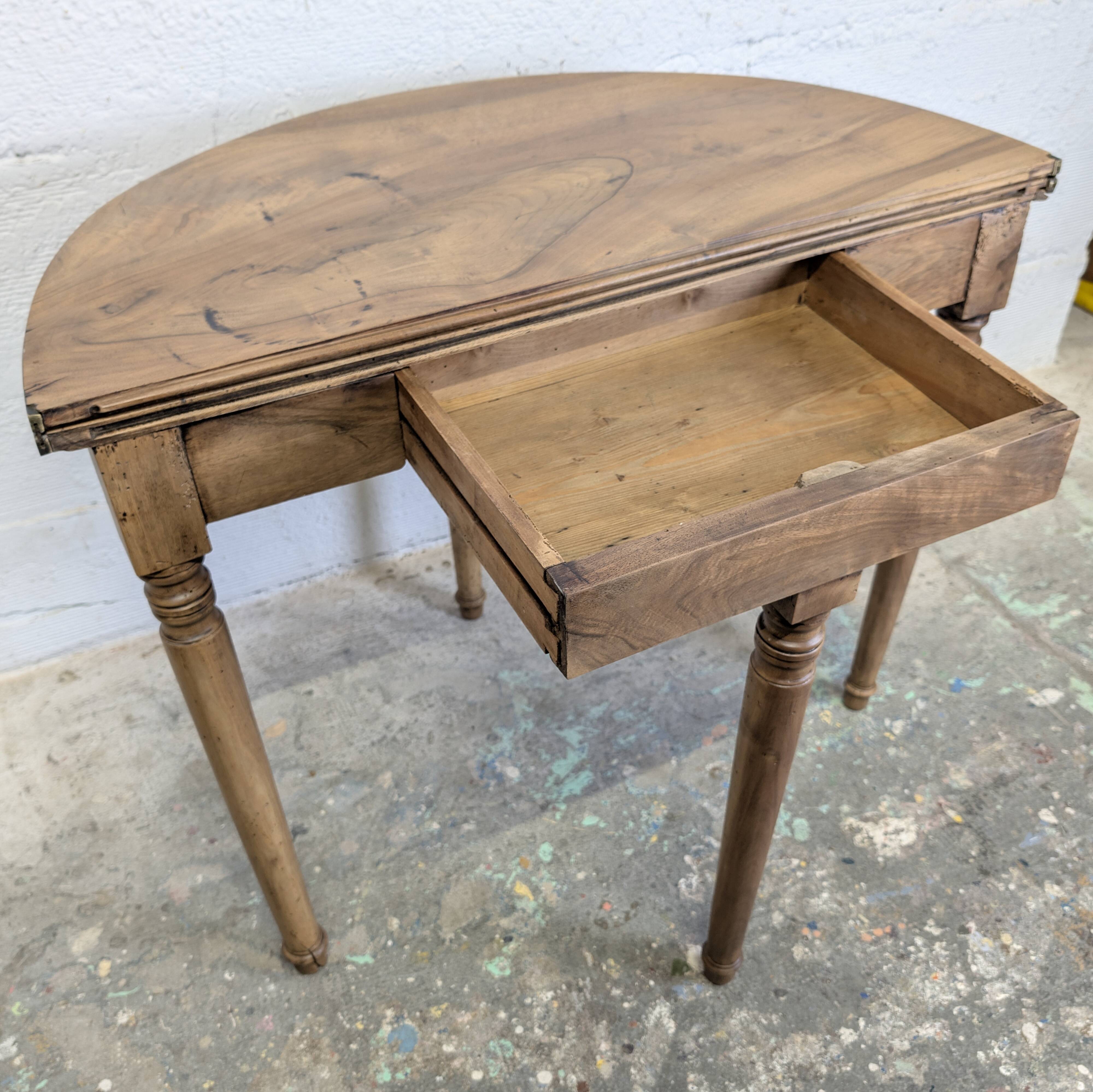 Half-moon table in walnut