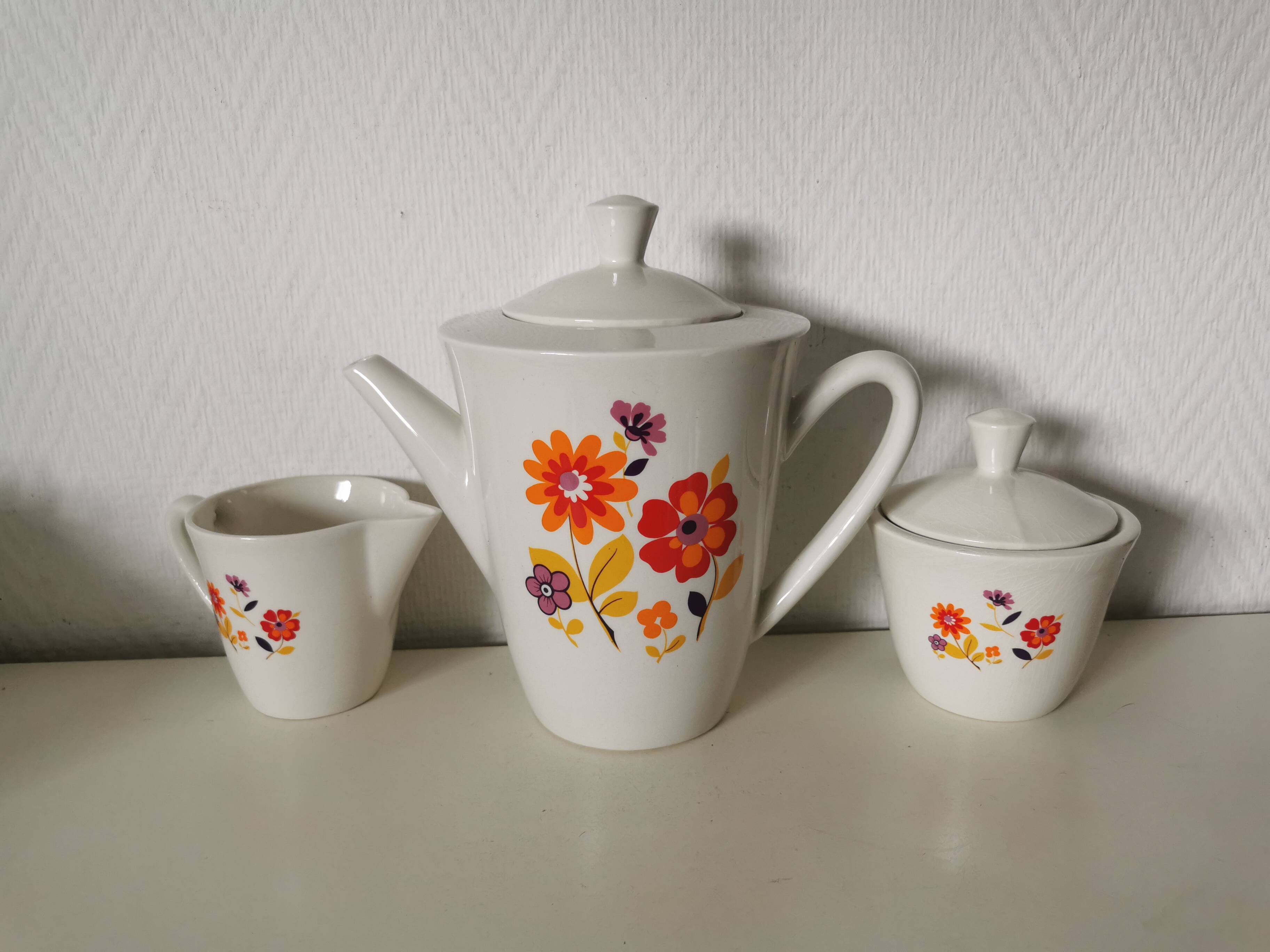 Ceramic coffee or tea service moulin des loups (orchies) flower from the 60s