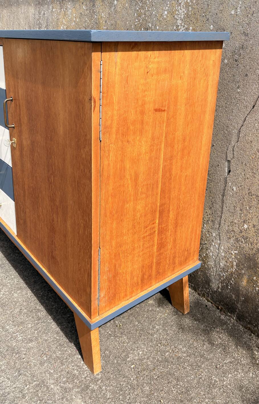Solid wood sideboard from the 1950s – a unique piece with graphic design.