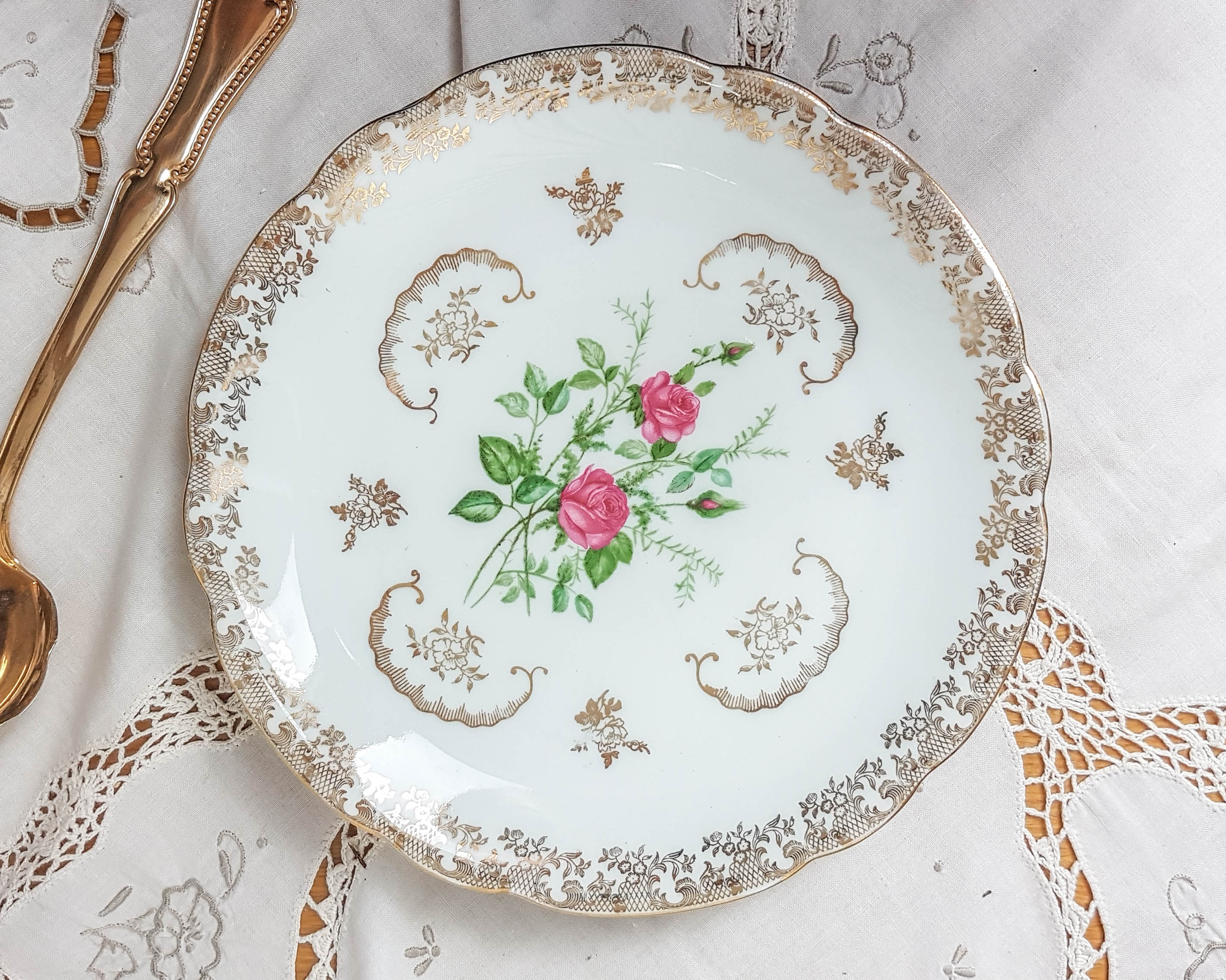 Lot of 4 flat plates Limoges FD Chauvigny golden white rose pattern