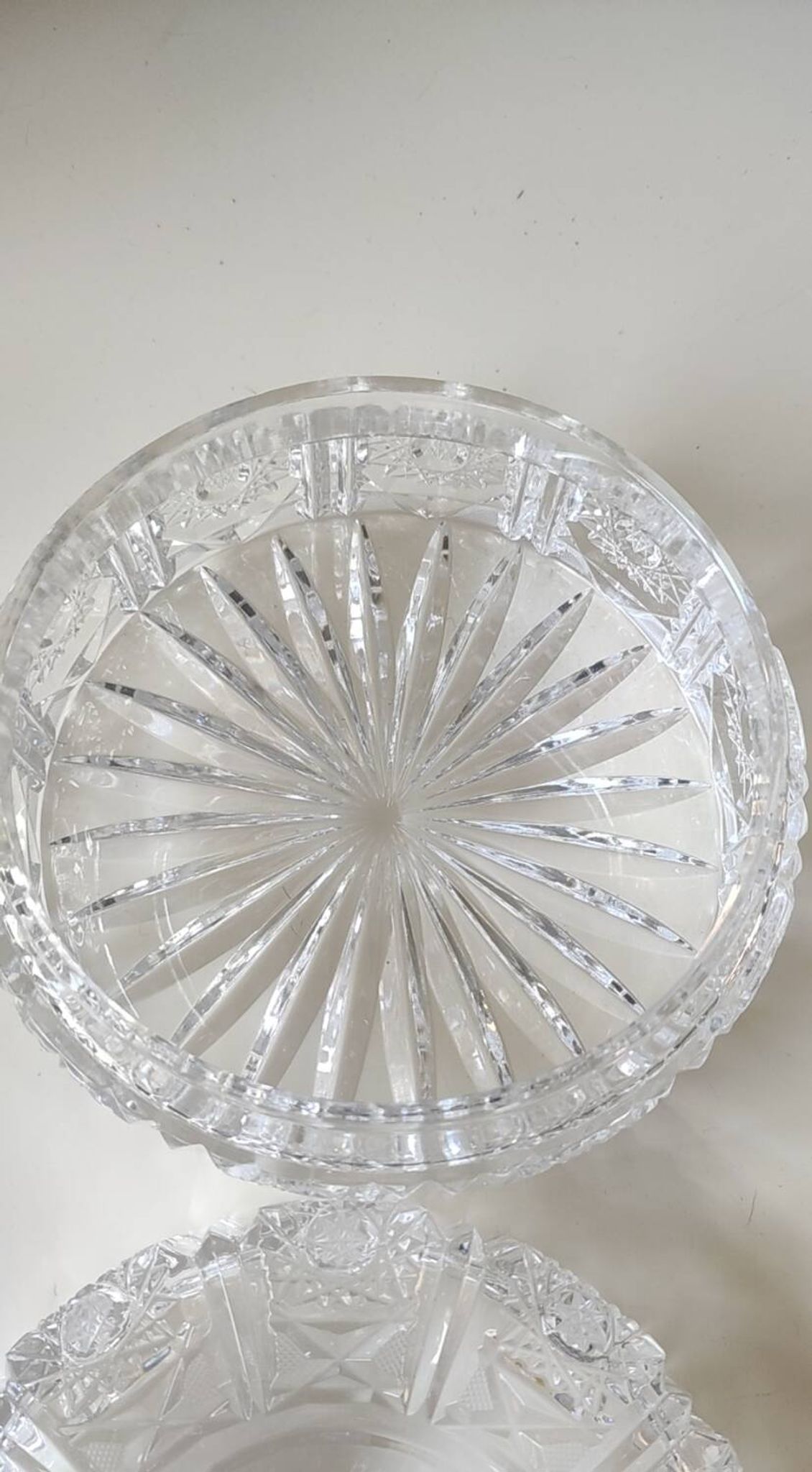 Round crystal bonbonnière, cut Bohemian style. Star patterns. Diameter 15 cm.