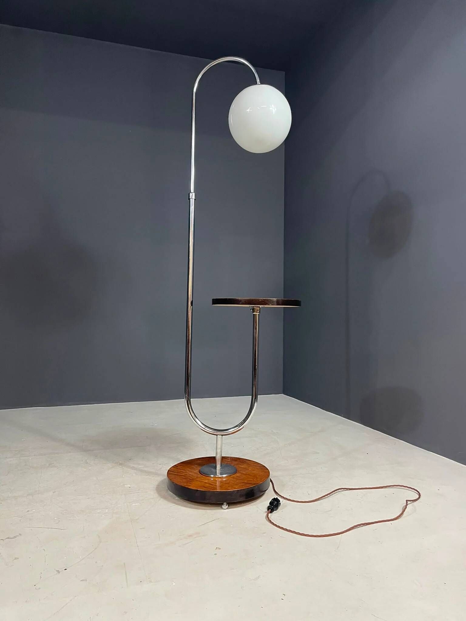 Lampe de sol Bauhaus restaurée avec table intégrée par R. Slezák