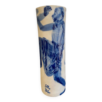 Silvia radu (1935) vase en biscuit au décor émaillé bleu de danseurs