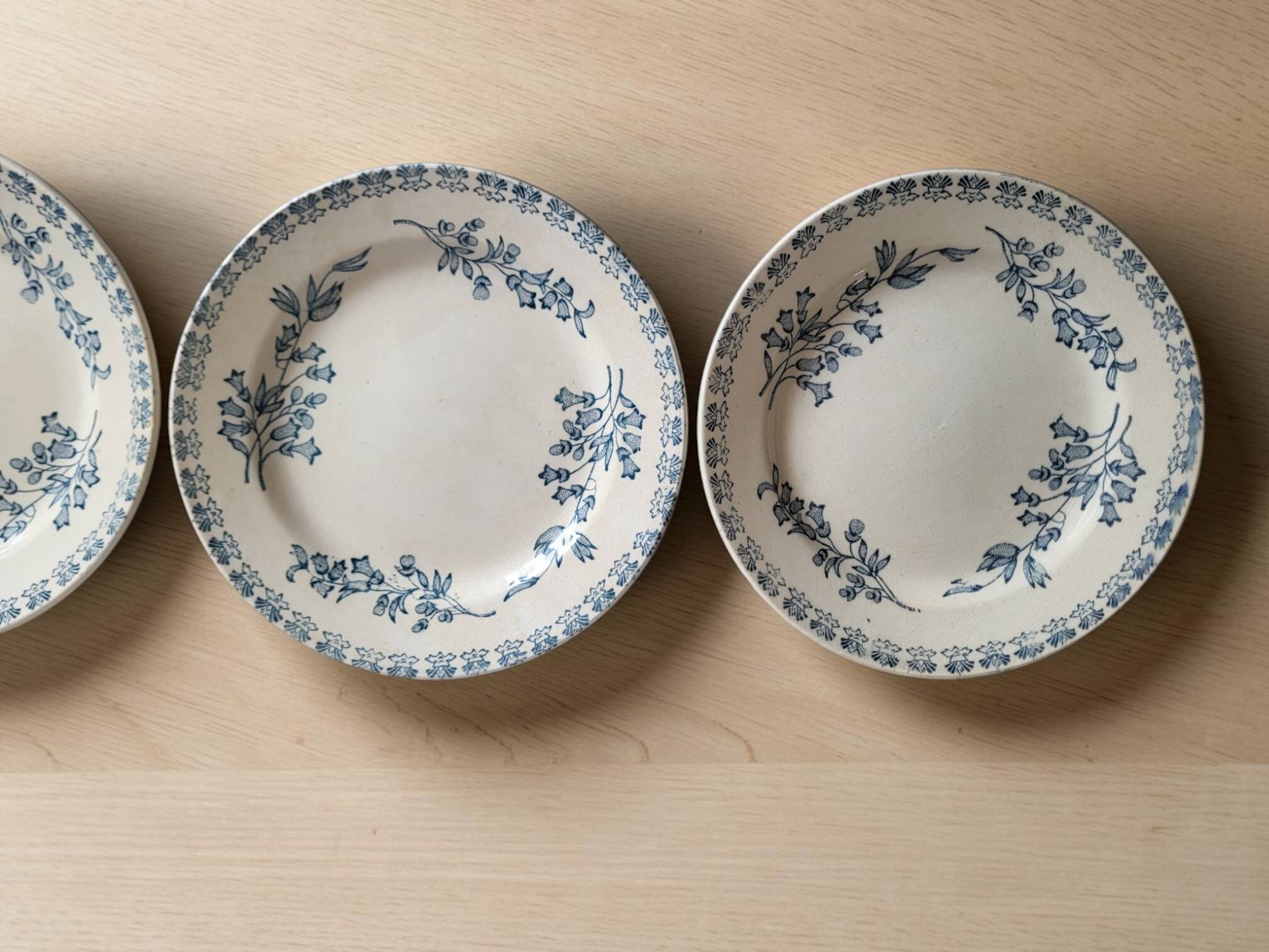 6 assiettes en faïence, Grigny — modèle " Muguet "