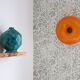 Vase bleu boule origami en céramique ancien