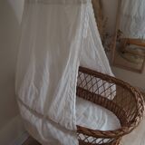 Rattan cradle with wheels