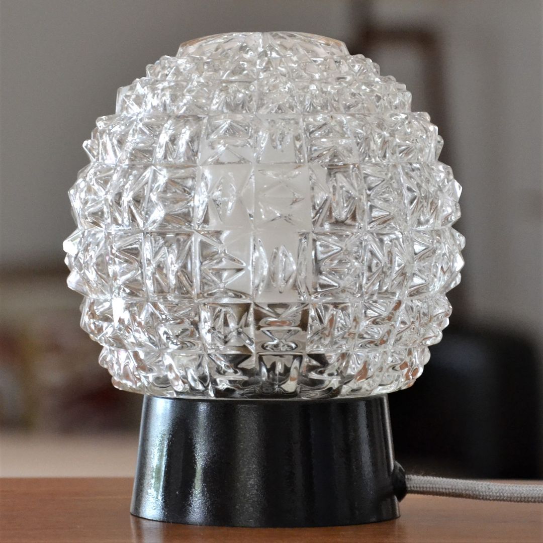 Table lamp globe in chiseled glass