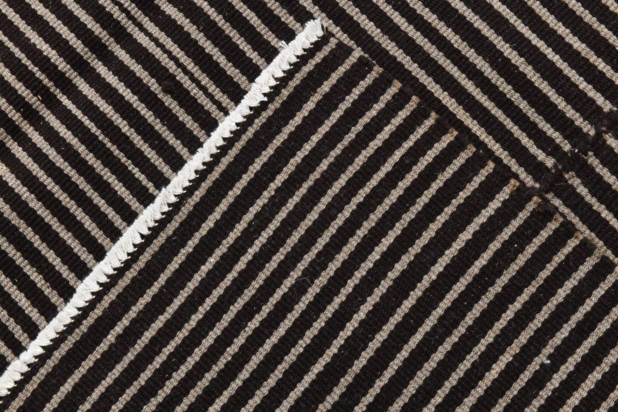 Tapis turc à fines rayures noires et grises (6 x 9 po), 183 x 269 cm