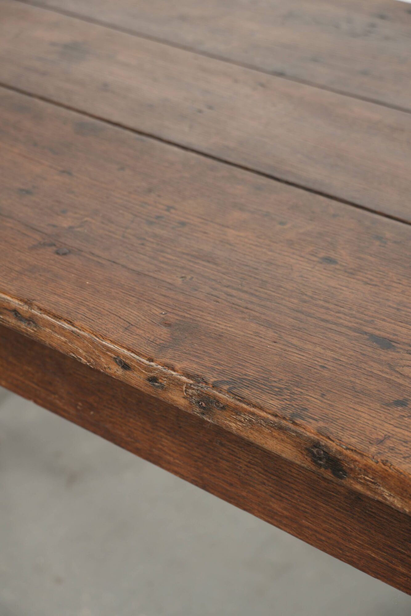 Antique oak table from the 19th century with a walnut top for 6 to 8 people