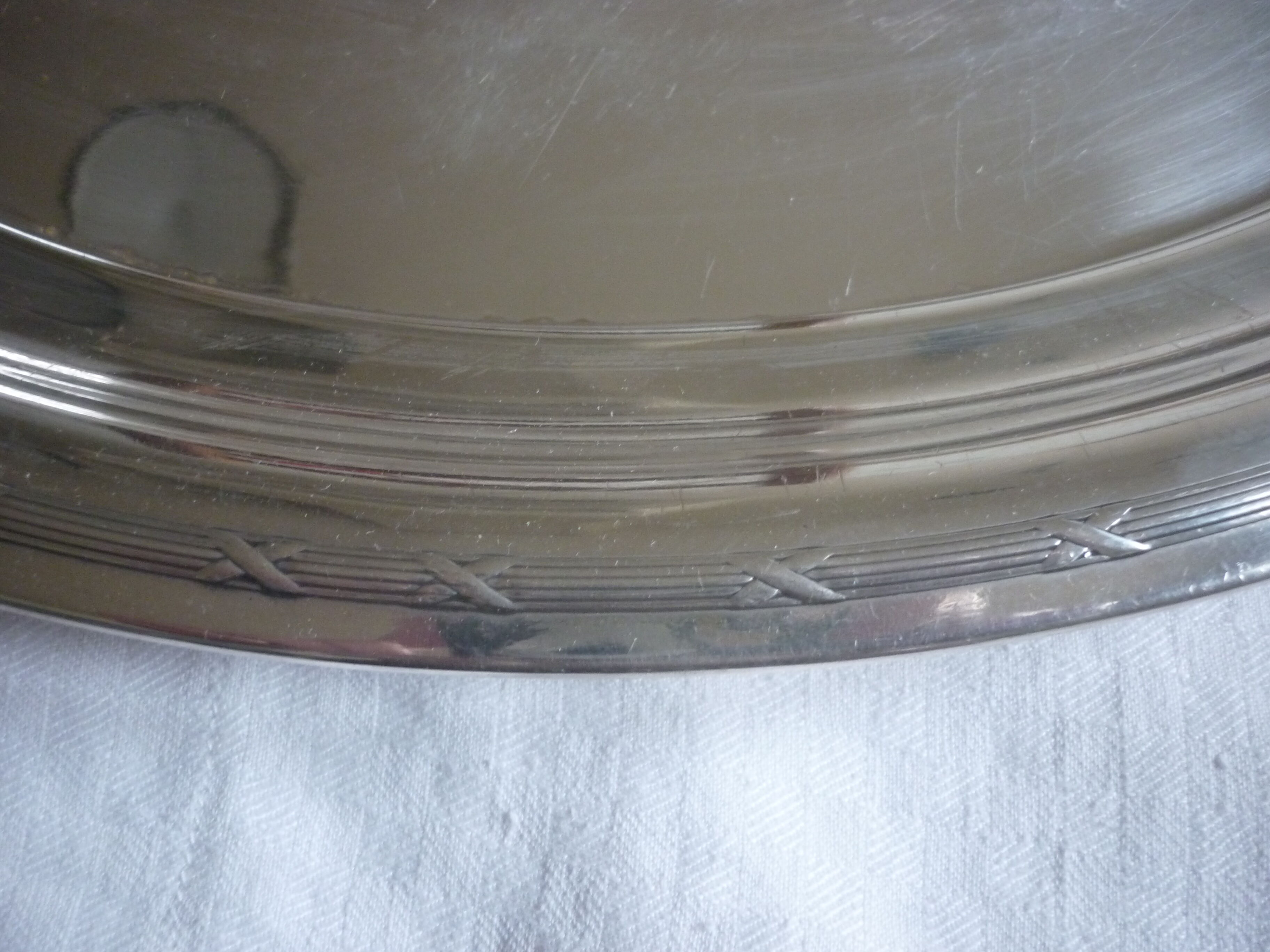 Oval plate in silver metal