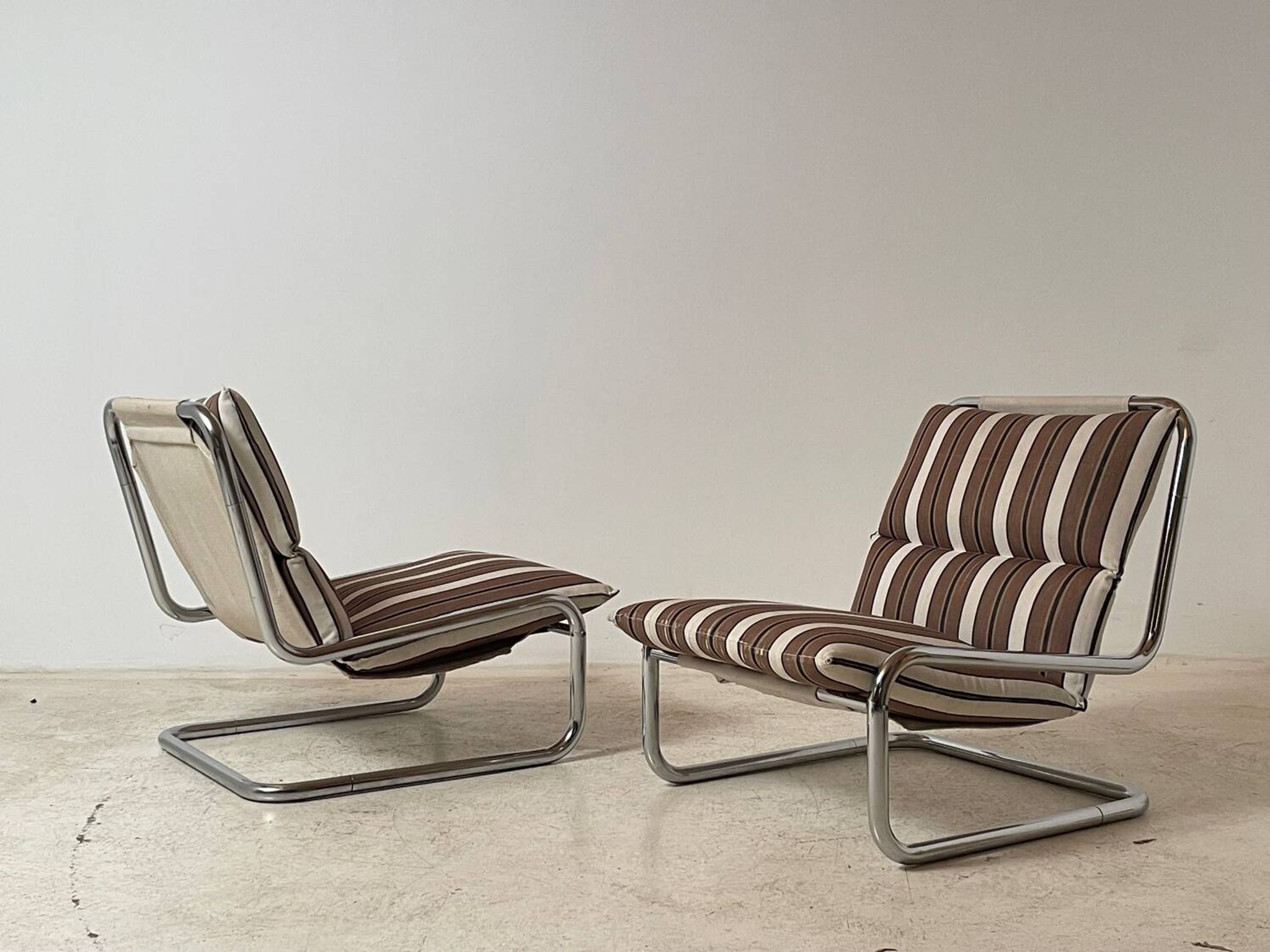 Paire de chauffeuses cantilever 1970