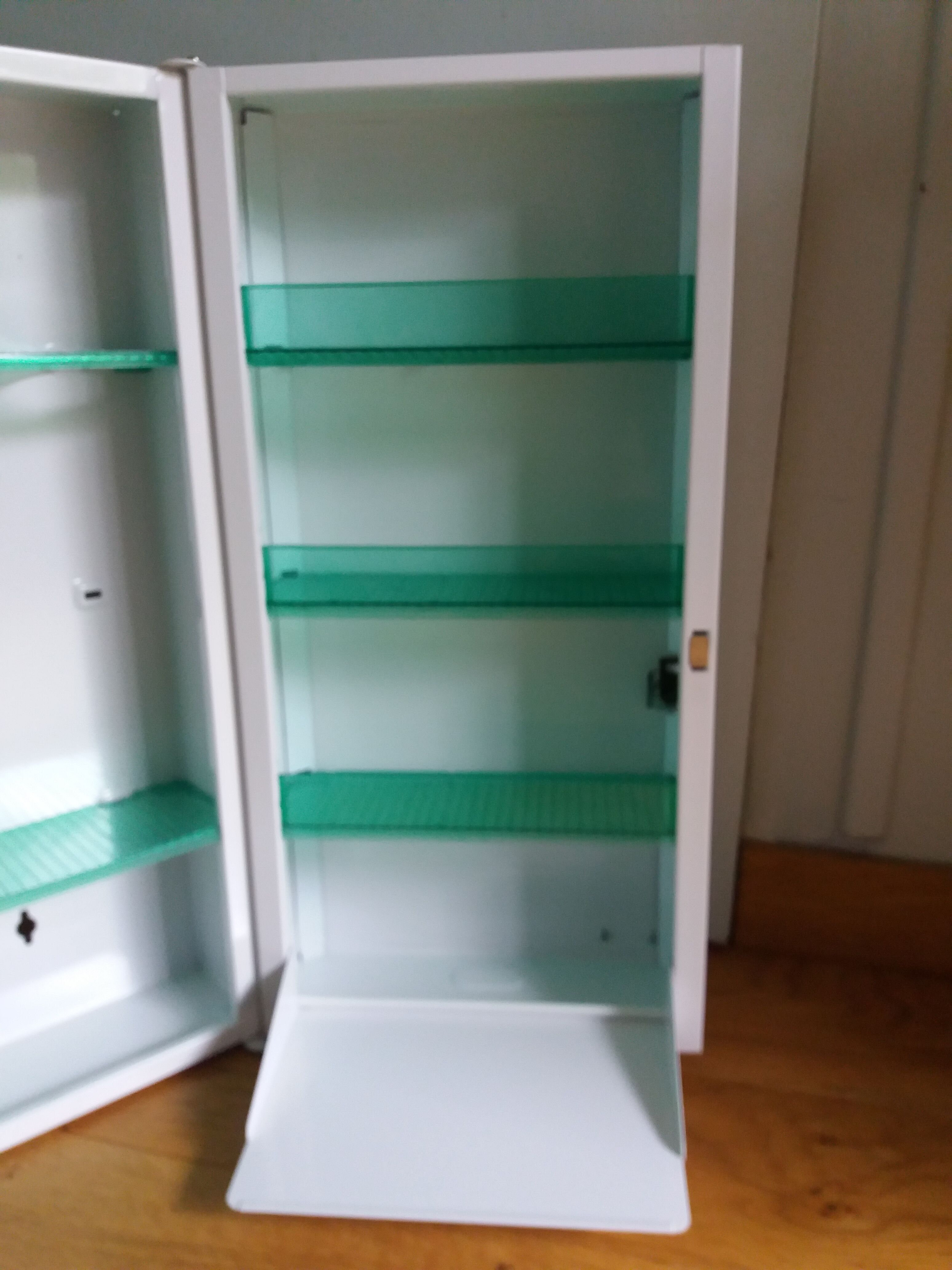 Rossignol medicine cabinet