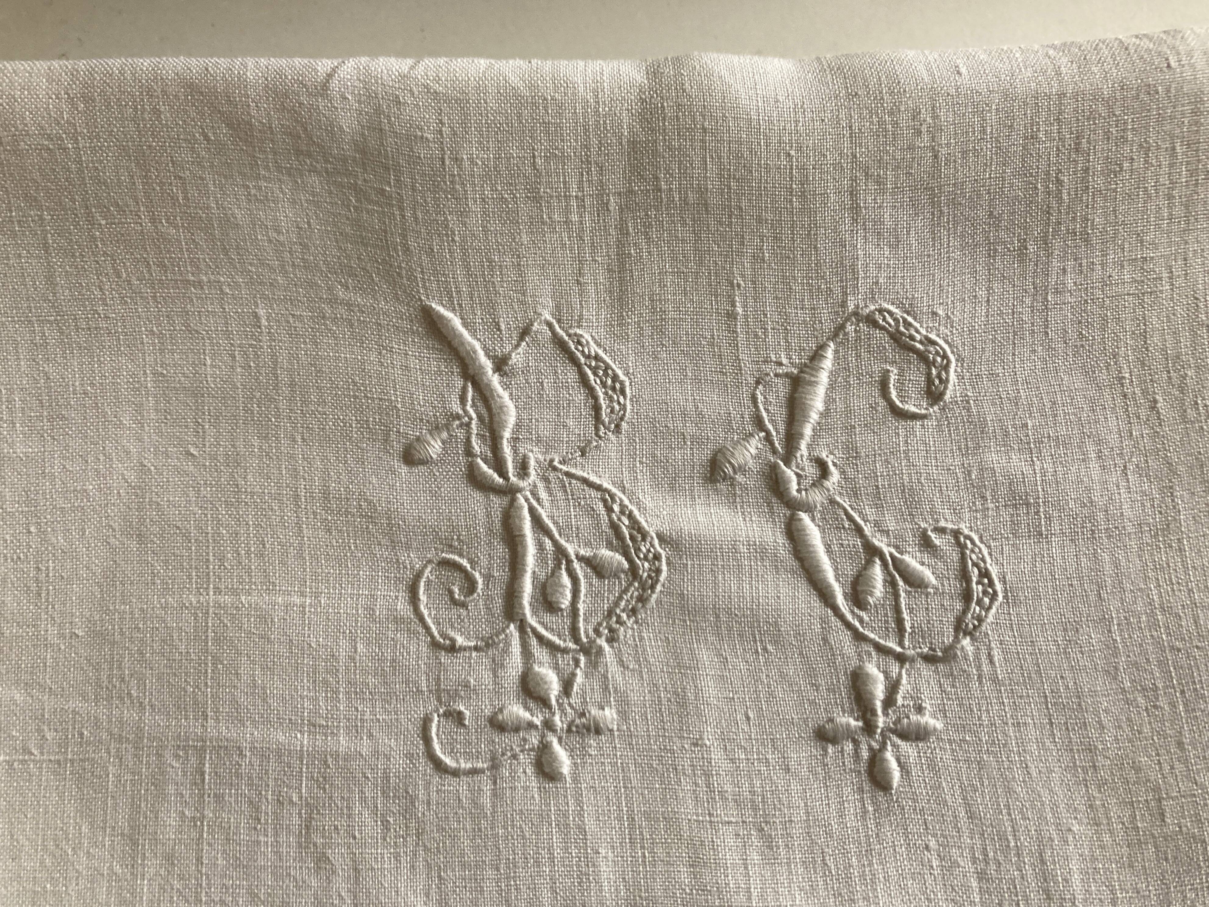 Spring cloth in linen canvas embroidered with daisies 1950