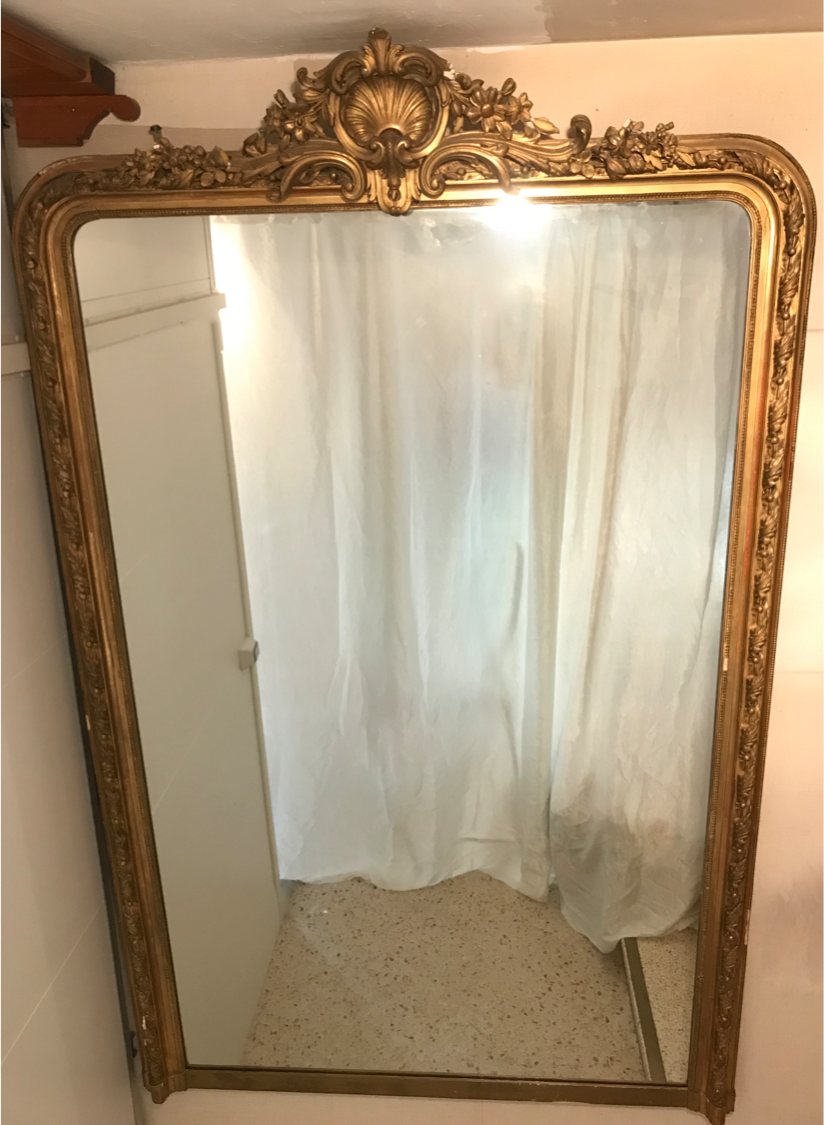 Large antique mirror with flagship shell in wood and gilded stucco