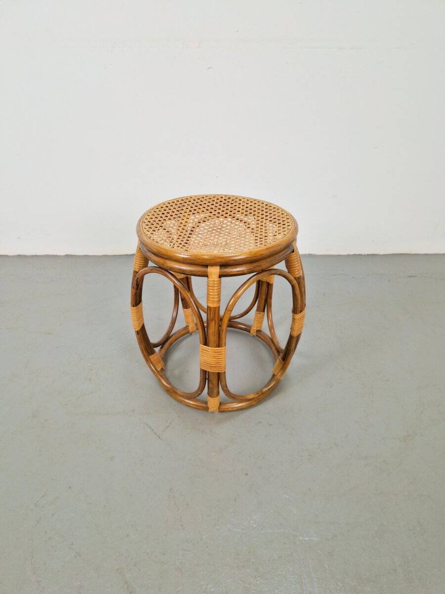 Tabouret rond en bois cintré et en osier, années 1970