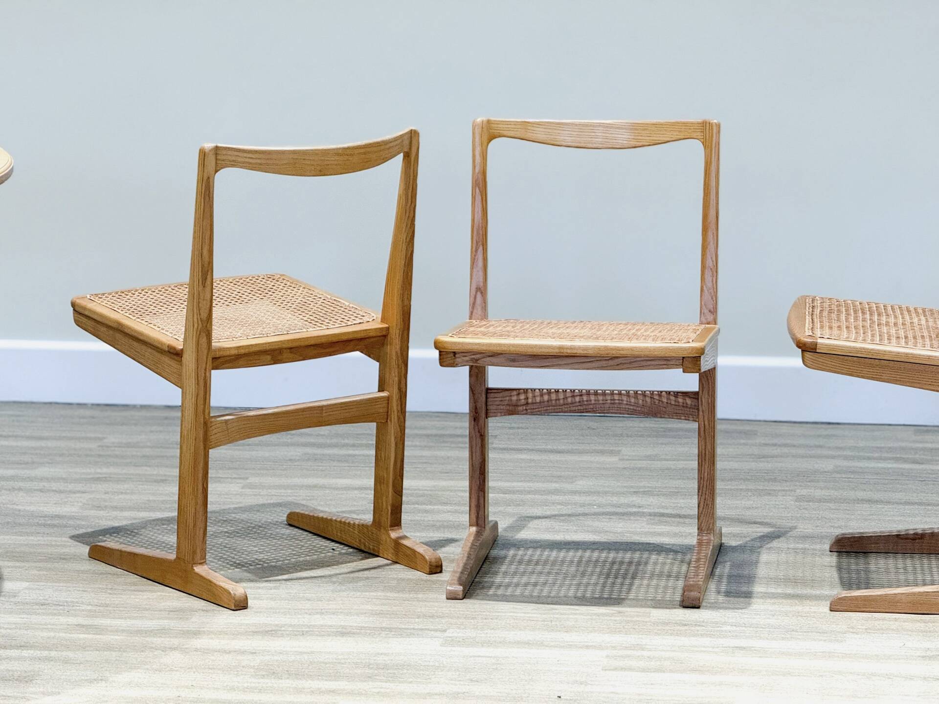 Table à manger circulaire en orme des années 50 et 4 chaises en rotin, ensemble original des années 1960.