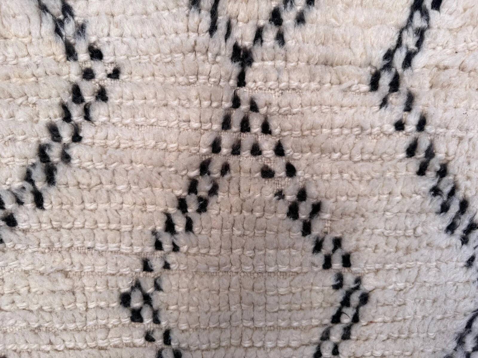 Tapis berbère marocain vintage Beni Ourain, Atlas, motif tribal, 200 x 142 cm, déstockage