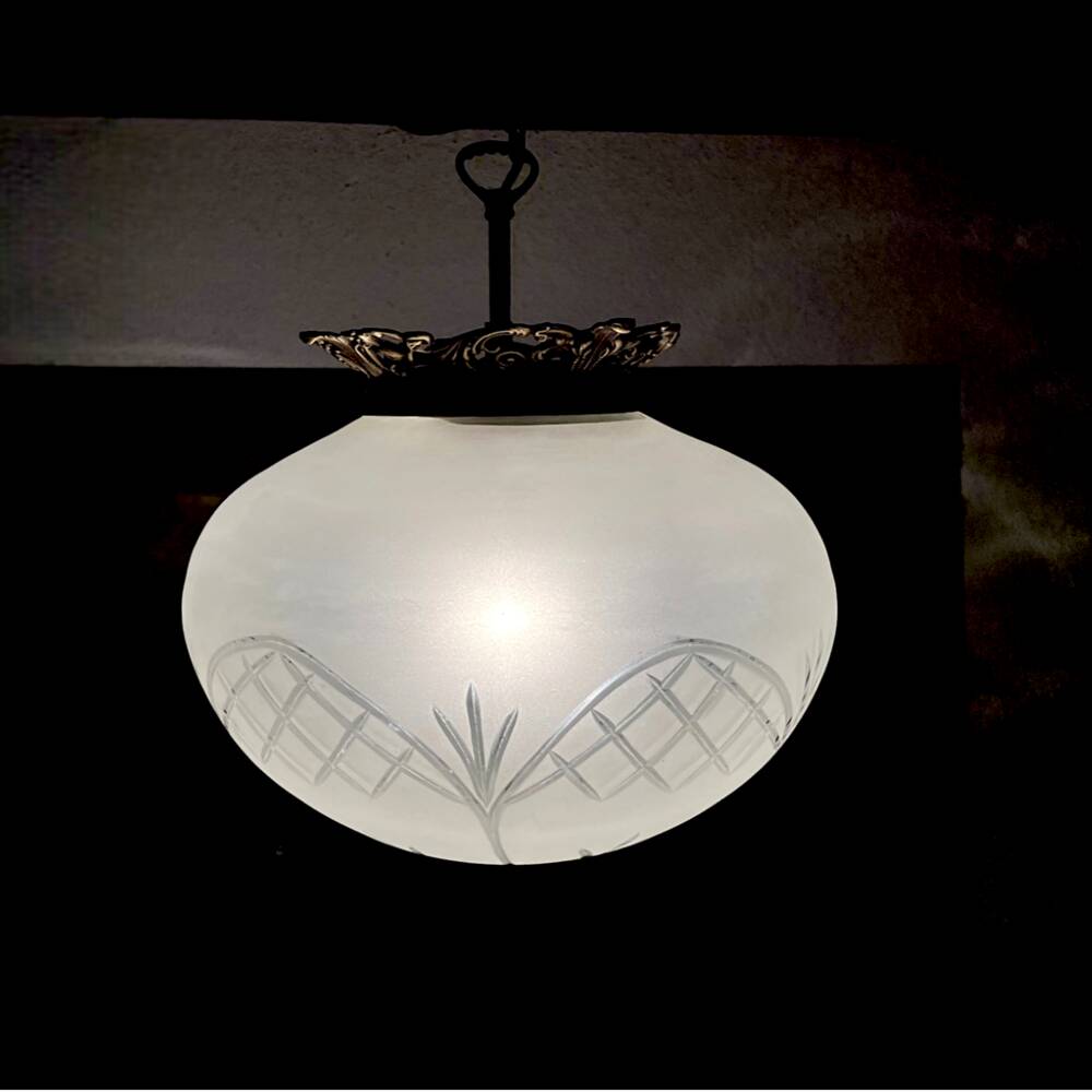 Regency glas pendant with ornate brass crown