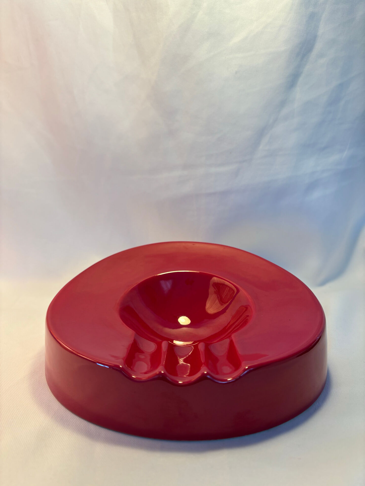 Cendrier vintage rouge laqué à clous métalliques – pièce design et déc