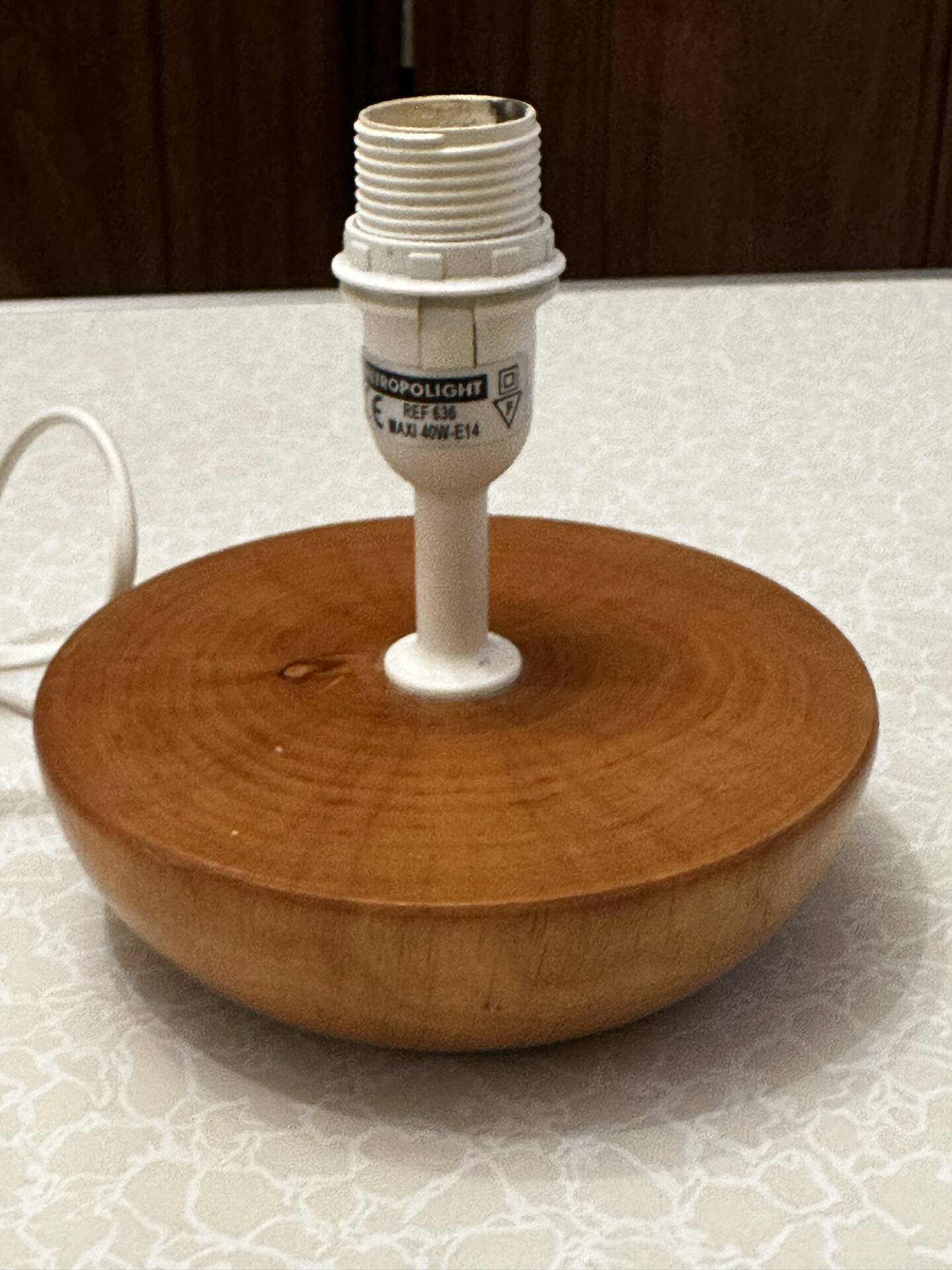 Petite lampe de table en bois massif tourné – années 80