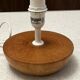 Petite lampe de table en bois massif tourné – années 80