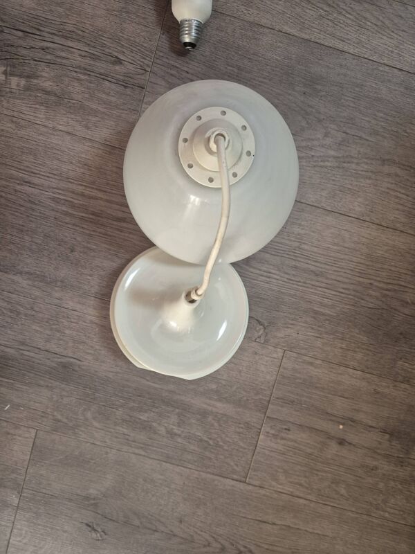 luminaire suspension vintage année 60 70 en opaline blanche rosace