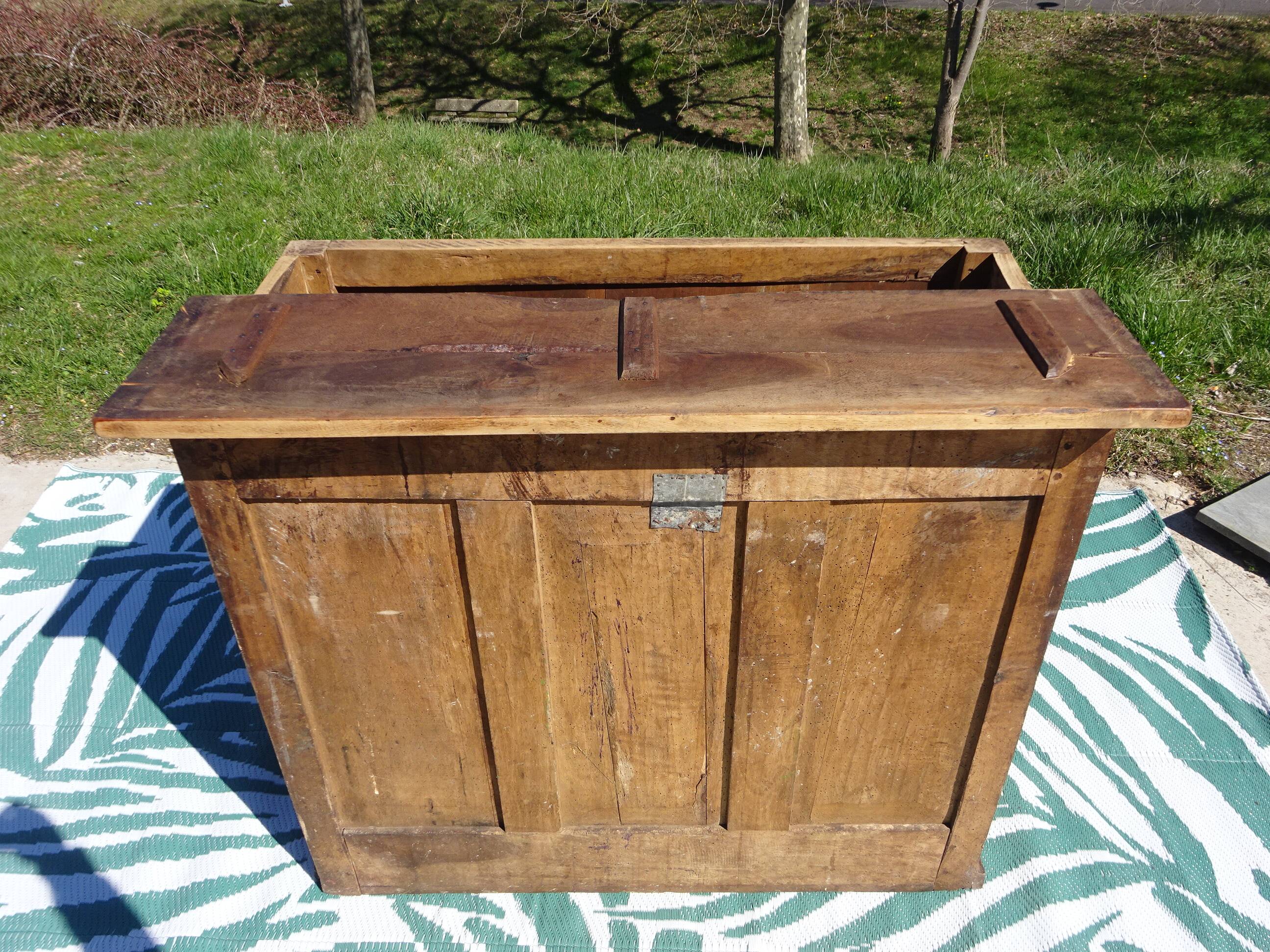 Meuble de Millau, ancien buffet farinier