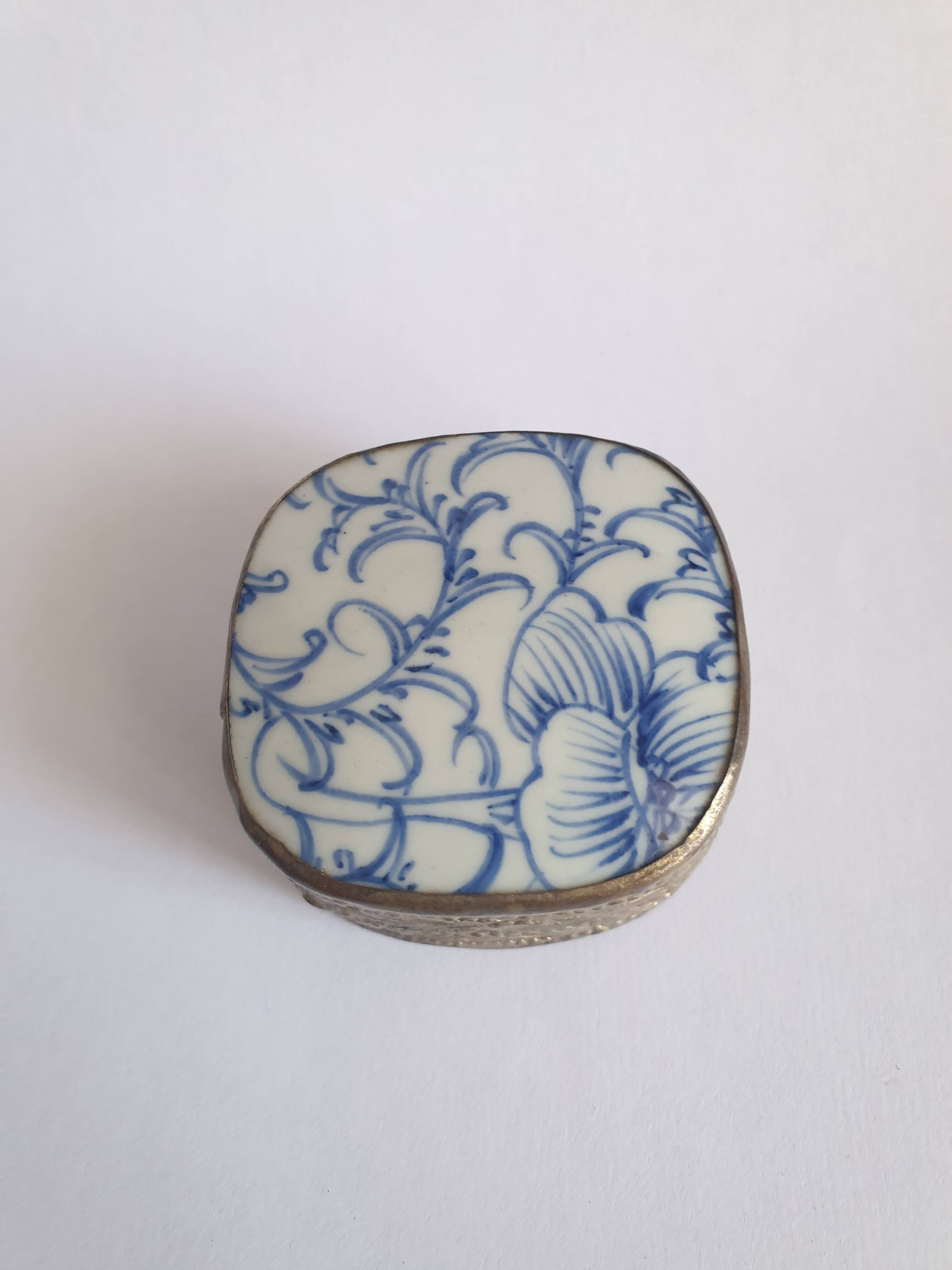 Old metal box and faience twentieth Asia China