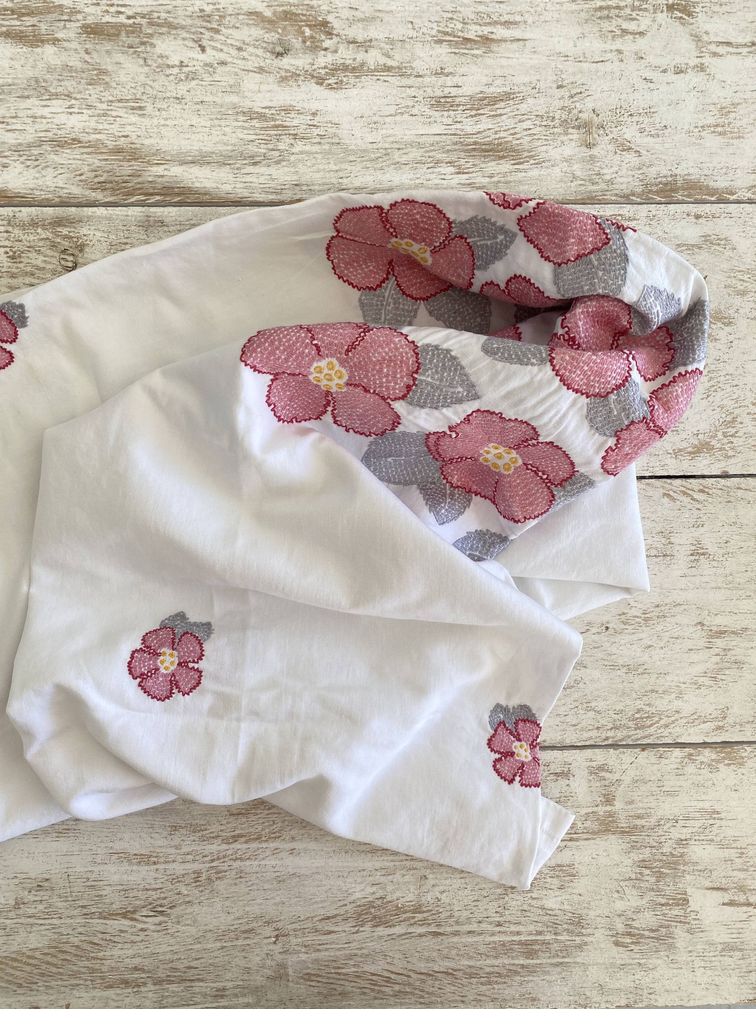 Embroidered square tablecloth - floral design - cotton - 150x150 cm