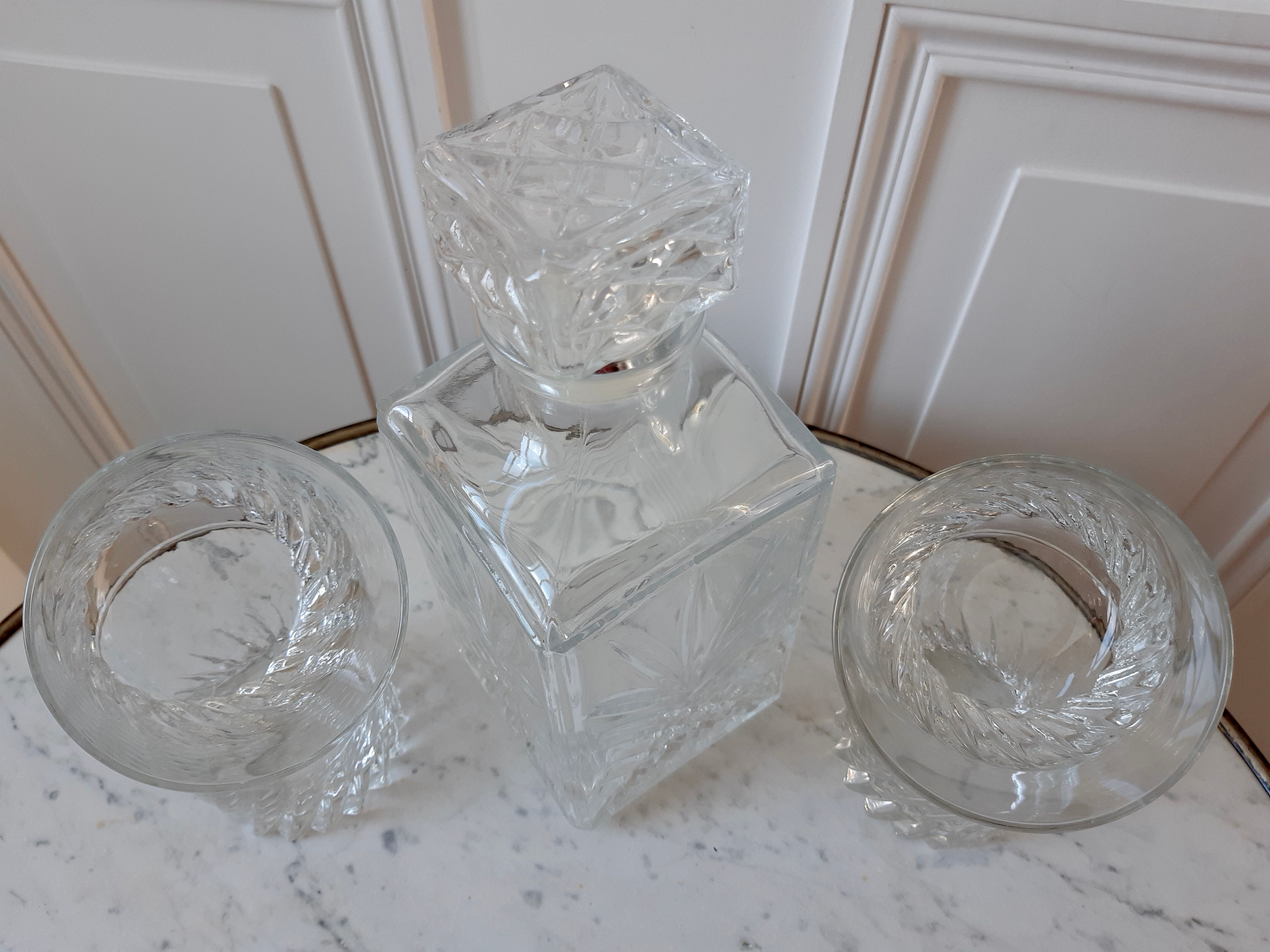 Lot of carafe and its 4 whiskey glasses