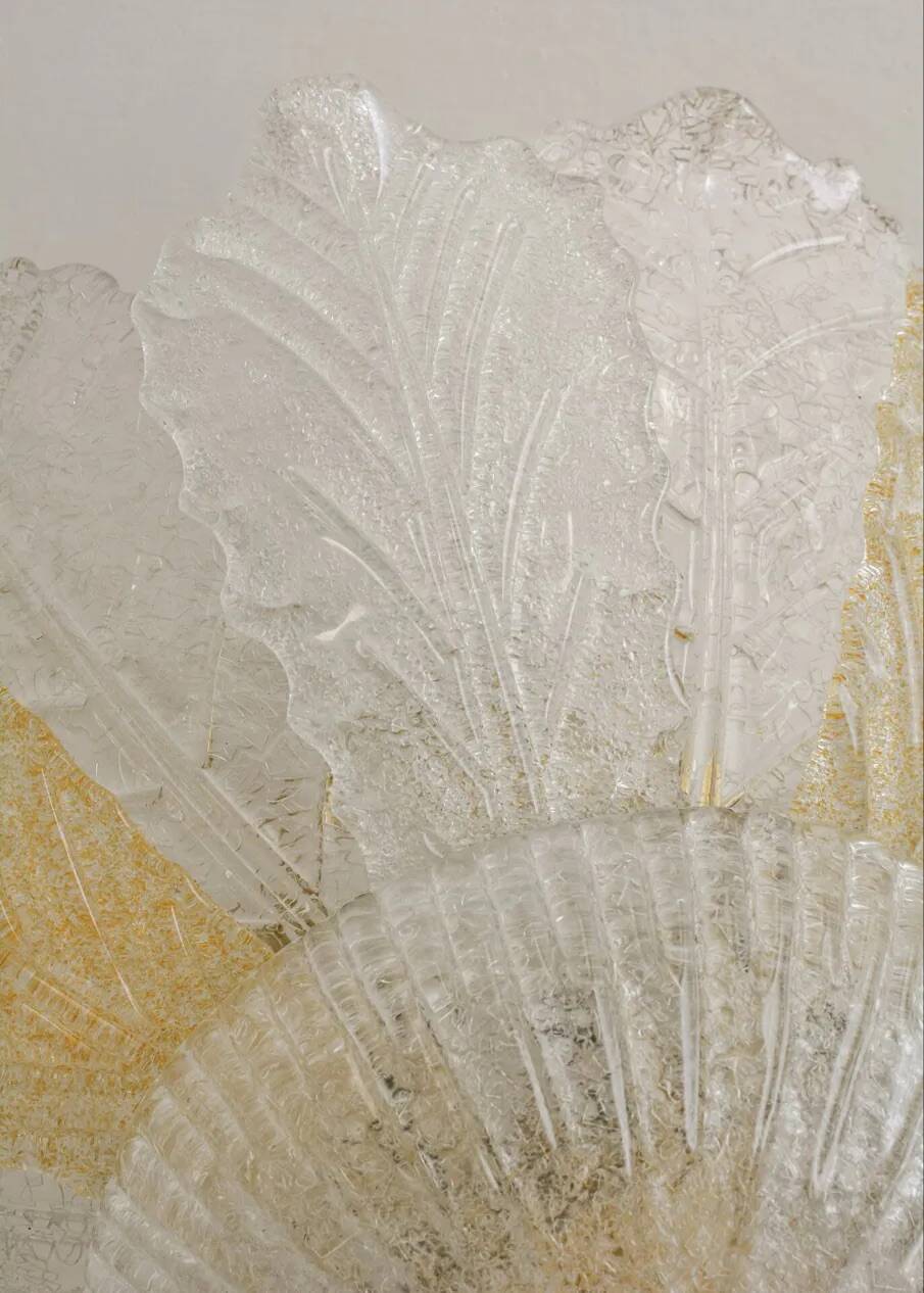 Chandelier/plafonnier vintage en Murano avec 16 feuilles blanches et ambrées.