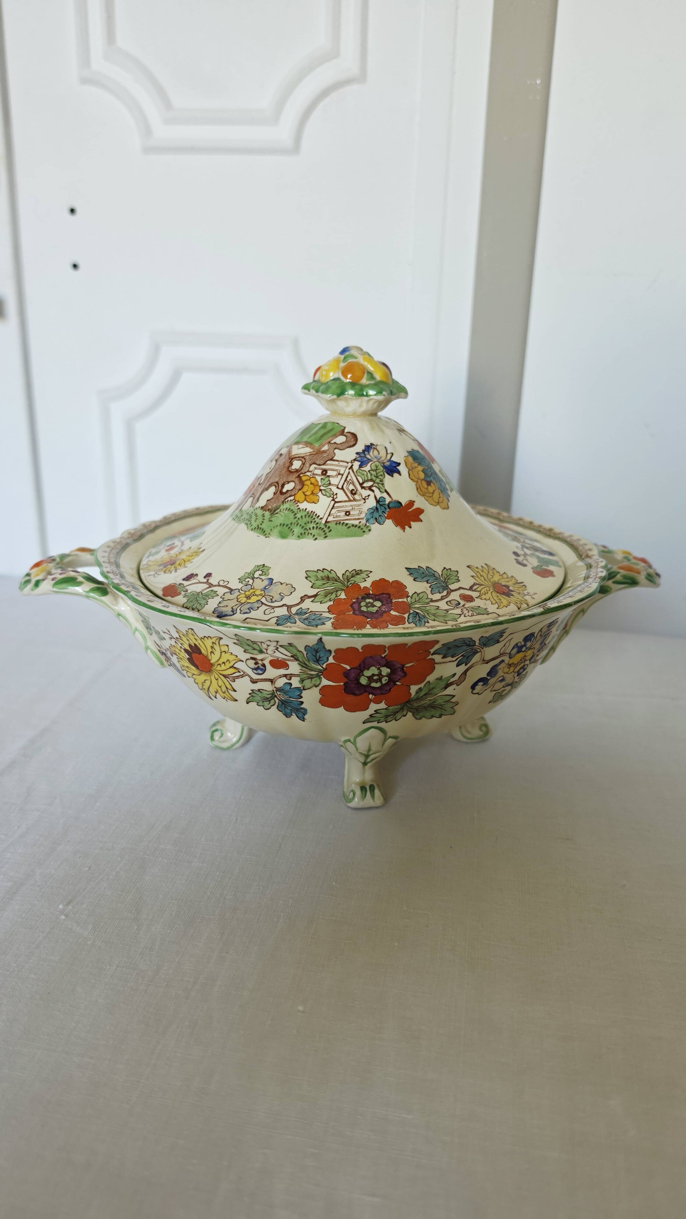 Antique soup tureen on feet from the prestigious English manufacturer Mason's,