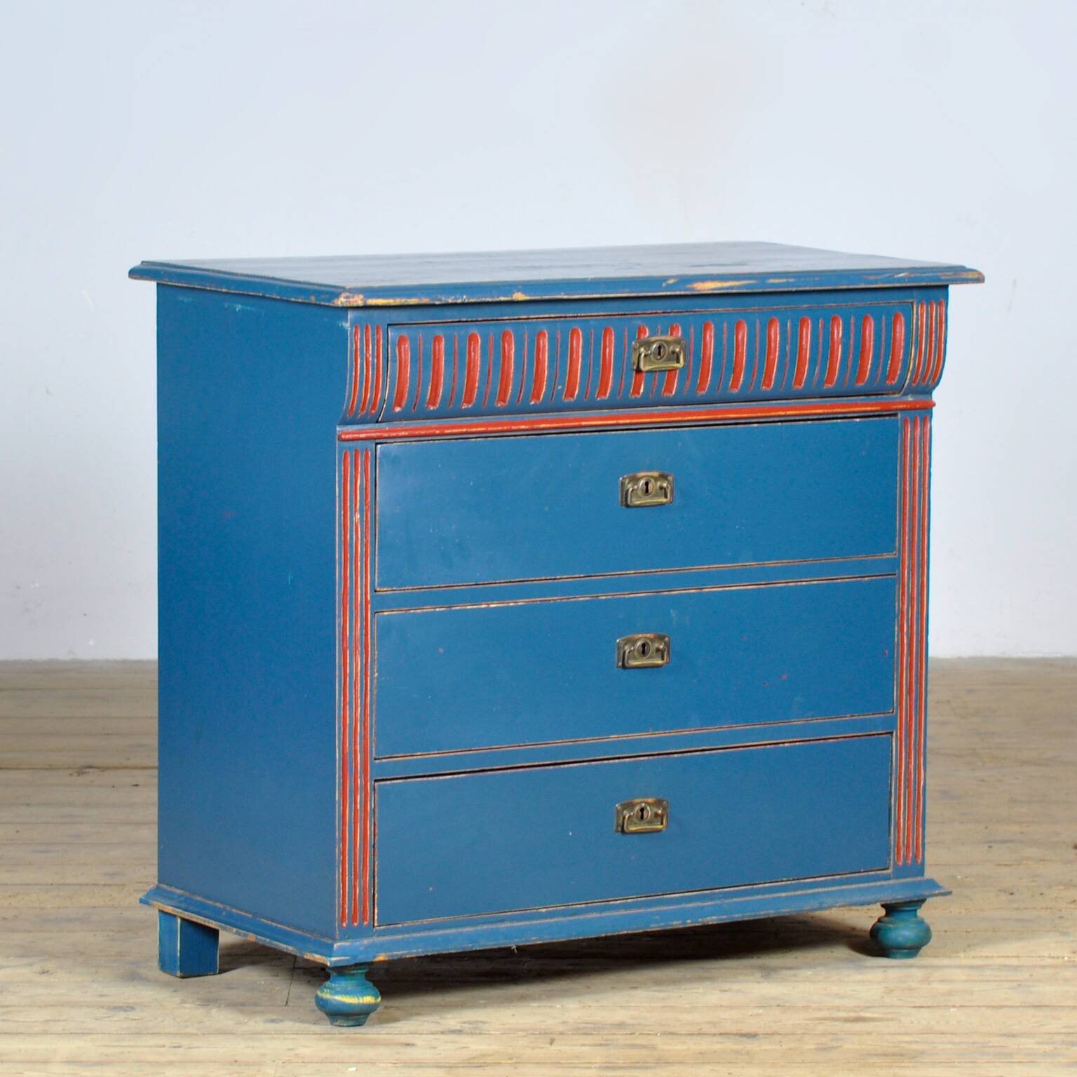 Pine chest of drawers, circa 1925